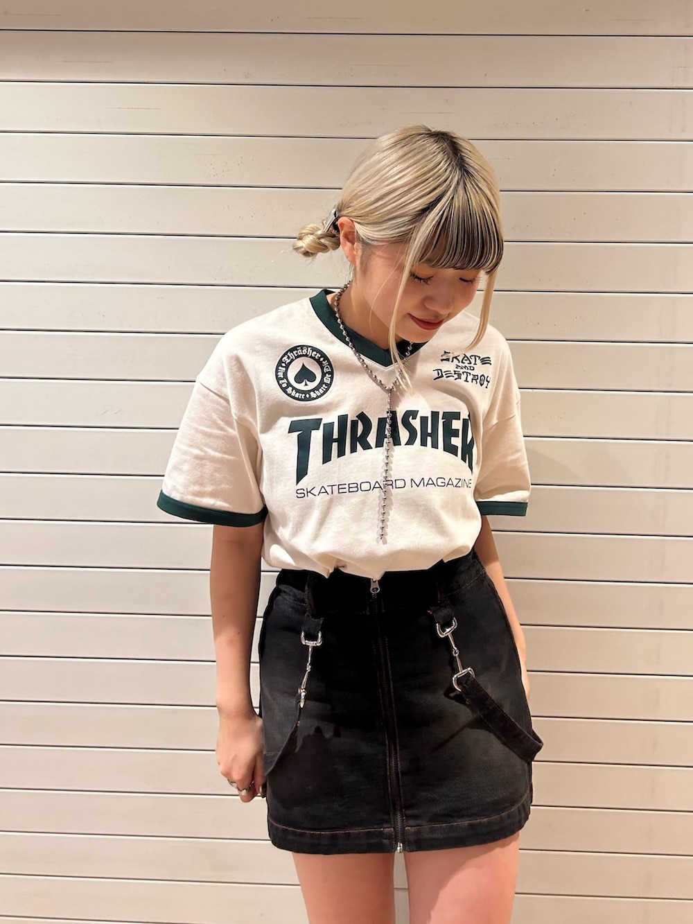 ブラック系のデニムスカート、ホワイト系のTシャツ/カットソーを着用したレディースの春コーディネートの3枚目の写真