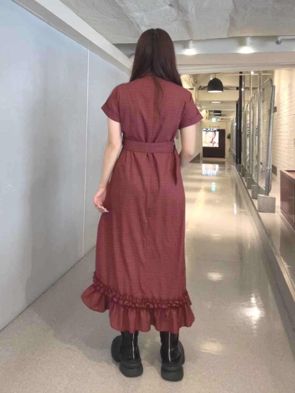 レッド系のワンピースを着用したレディースの春コーディネートの4枚目の写真
