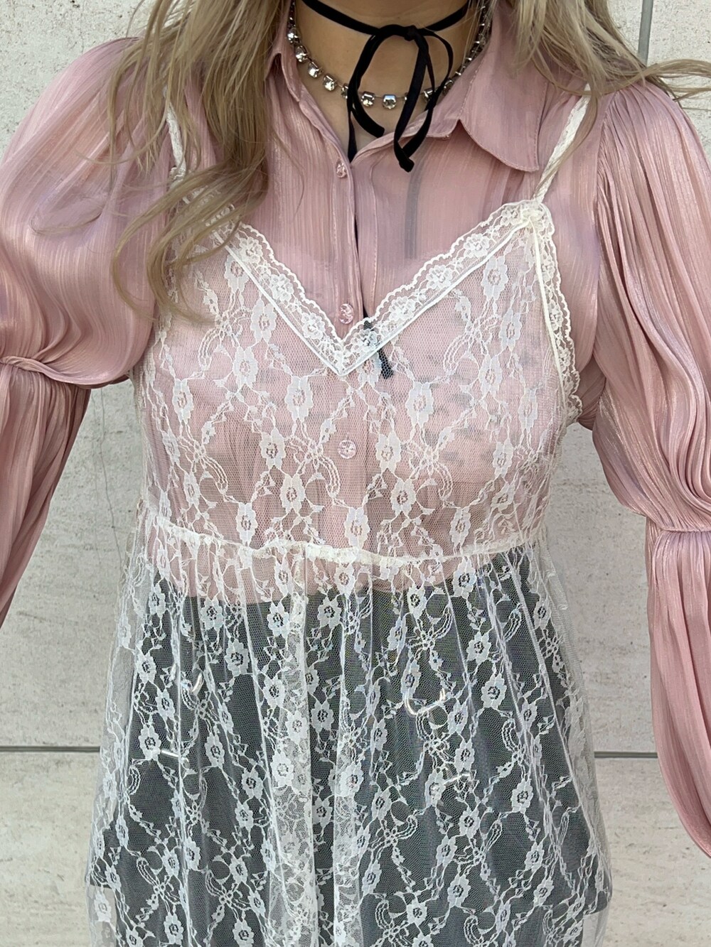 ピンク系のシャツ/ブラウス、ブラック系のデニムスカート、ホワイト系のワンピースを着用したレディースの冬コーディネートの5枚目の写真