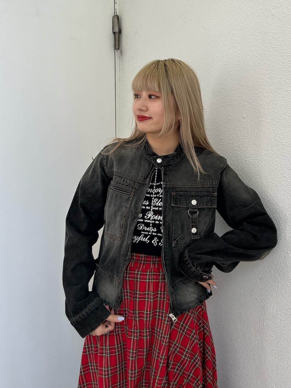 「jouetie、ジュエティ、春コーデ、デニムジャケット、デニム、ブラックデニム、赤チェック、赤チェックスカート、フリルスカート、ファッションを楽しもう、カラーコーデ」｜「jouetieのシングルジップデニムジャケット【セットアップ対応】（デニムジャケット、ブラック系）」を使った、MOMOKAさん（レディース・160cm）の冬コーディネートの3枚目の写真