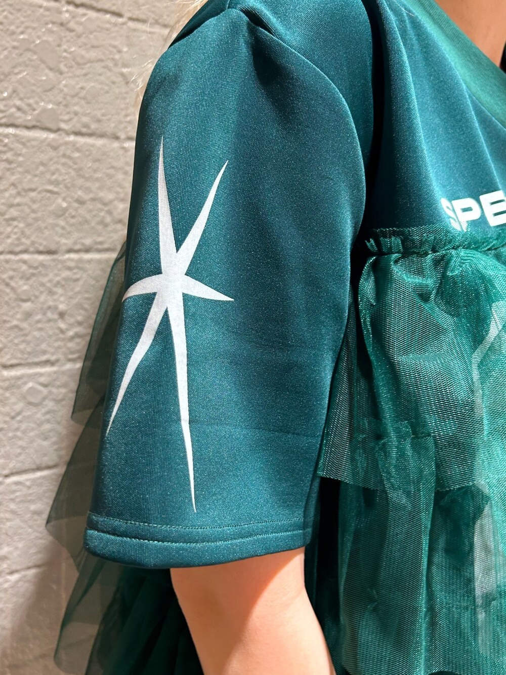 グリーン系のワンピース、ゴールド系のブレスレットを着用したレディースの春コーディネートの9枚目の写真