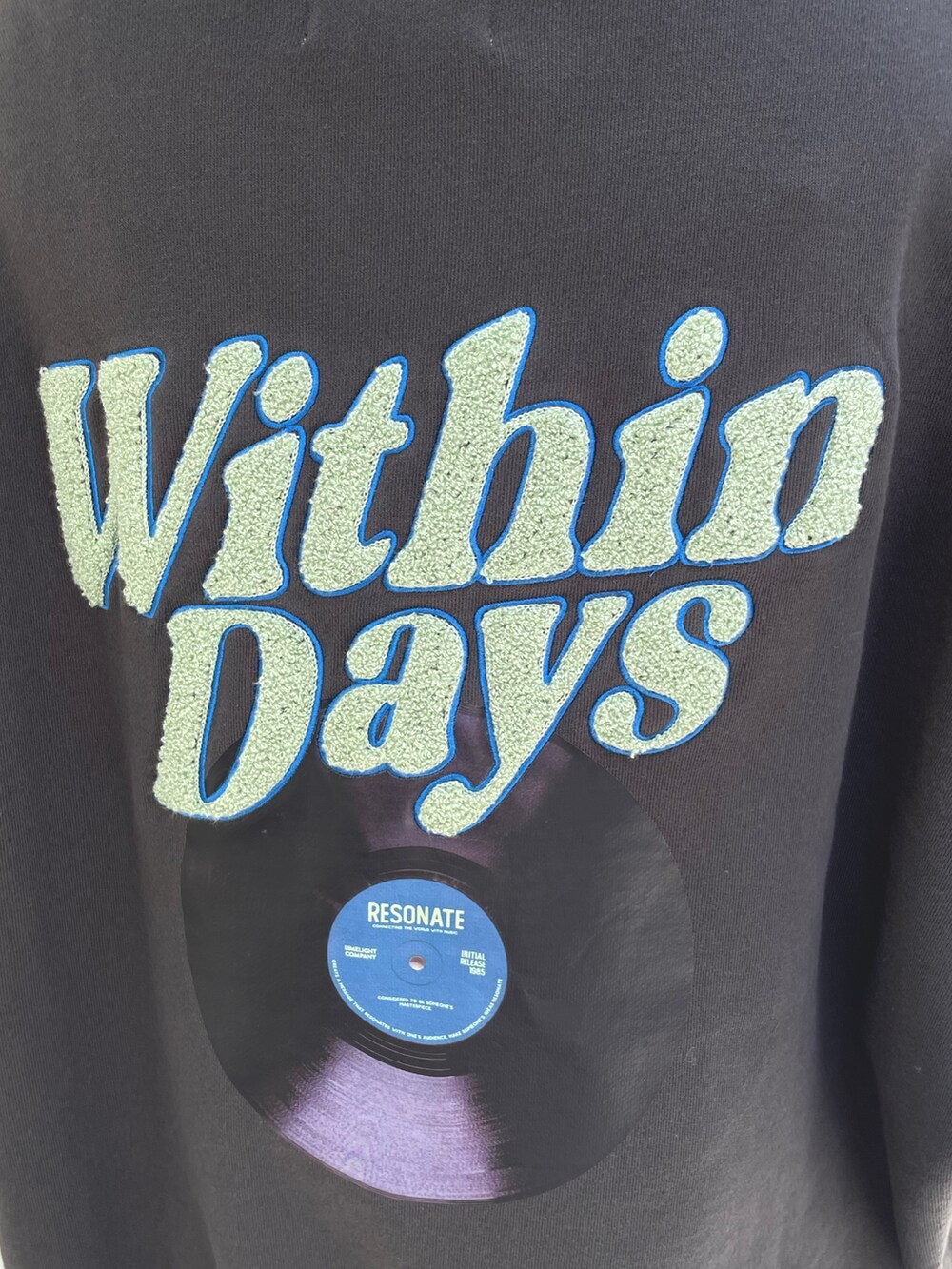 ブラック系のTシャツ/カットソー、ブラック系のその他シューズ、ブラック系のアームカバーを着用したレディースの夏コーディネートの6枚目の写真