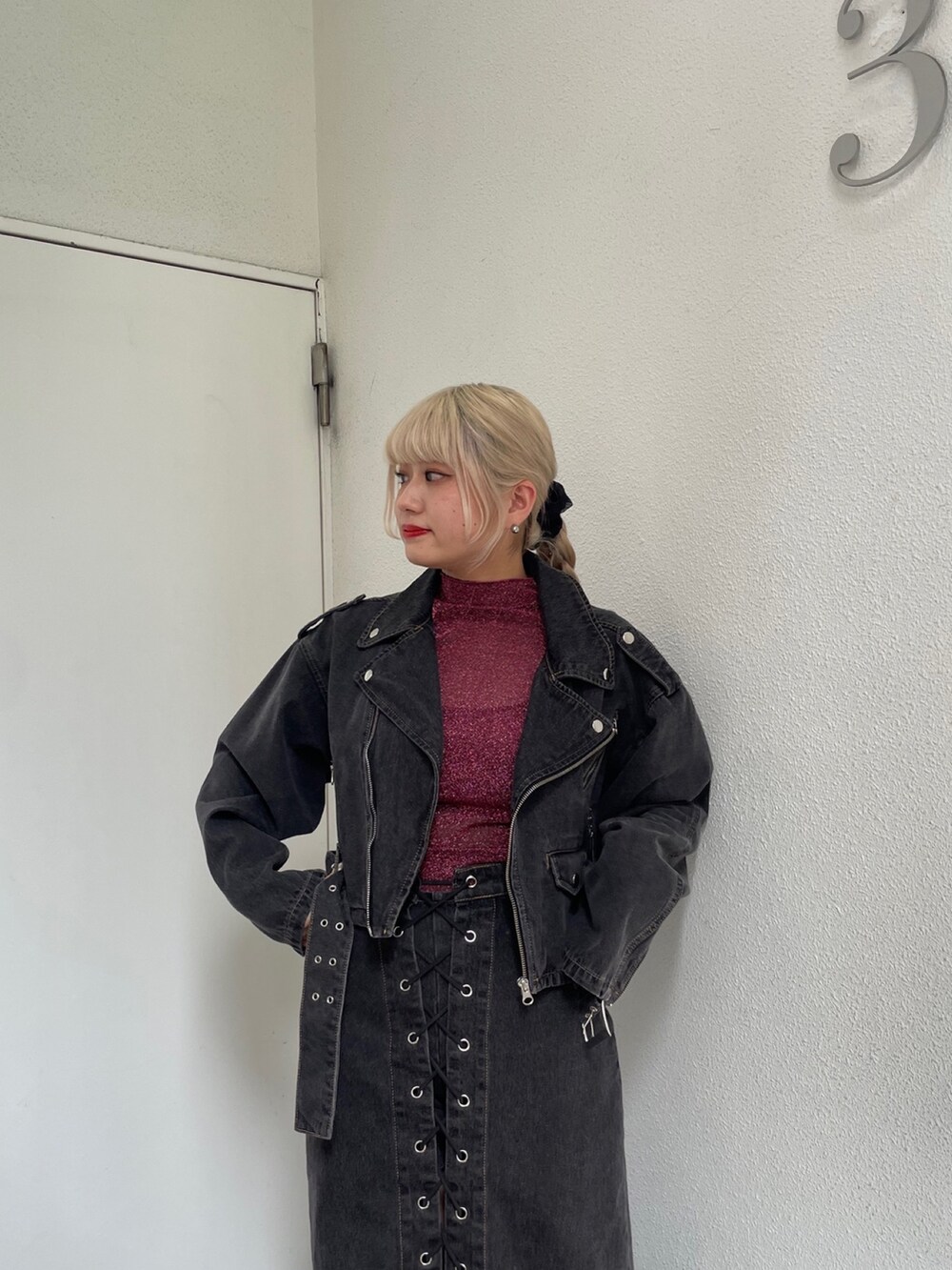 ブラック系のデニムパンツ、ブラック系のその他シューズ、ブラック系のライダースジャケットを着用したレディースの秋コーディネートの3枚目の写真