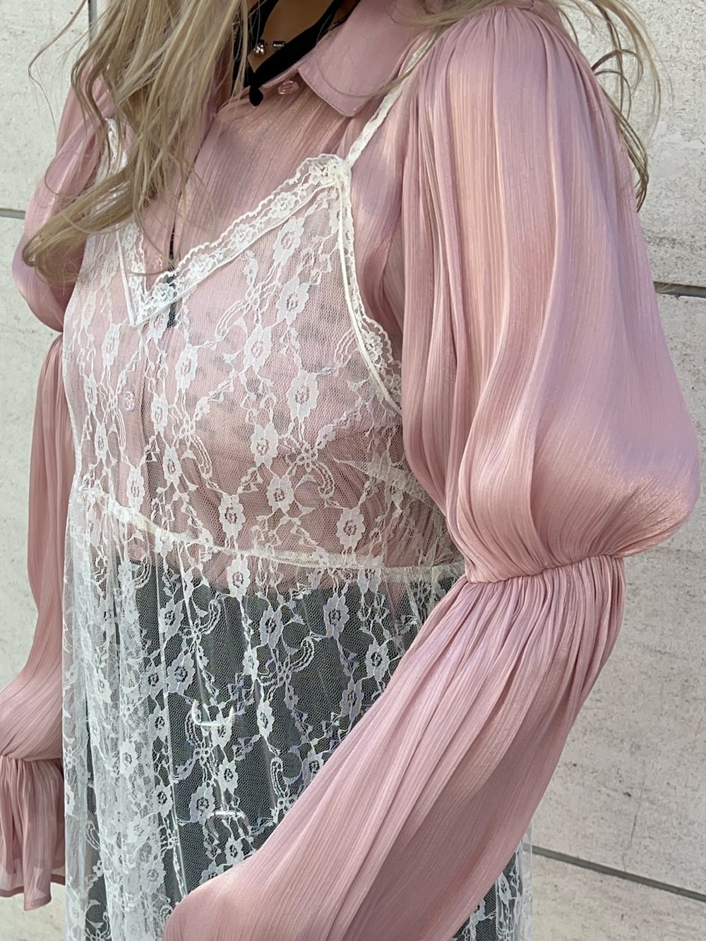 ピンク系のシャツ/ブラウス、ブラック系のデニムスカート、ホワイト系のワンピースを着用したレディースの冬コーディネートの7枚目の写真