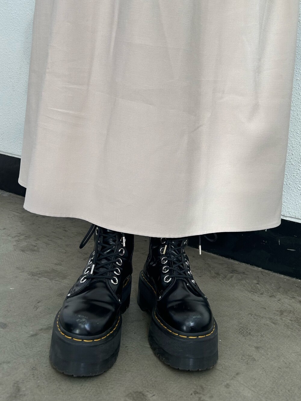 ホワイト系のワンピース、ホワイト系のハンドバッグ、ブラック系のその他シューズを着用したレディースの冬コーディネートの7枚目の写真