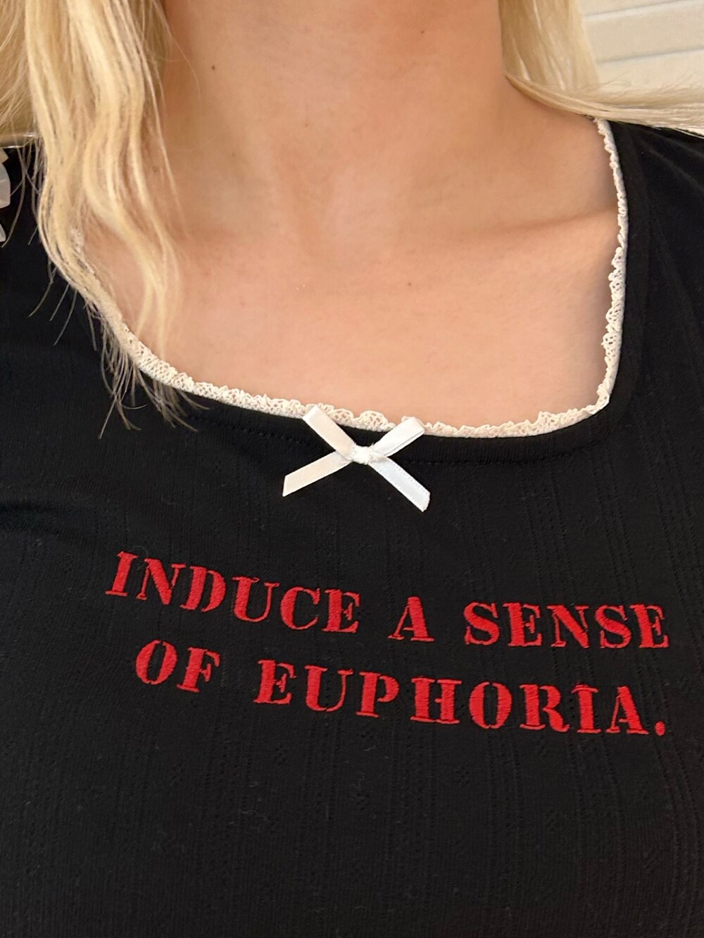 ブラック系のTシャツ/カットソー、ホワイト系のショルダーバッグ、ブラック系のデニムスカートを着用したレディースの夏コーディネートの6枚目の写真