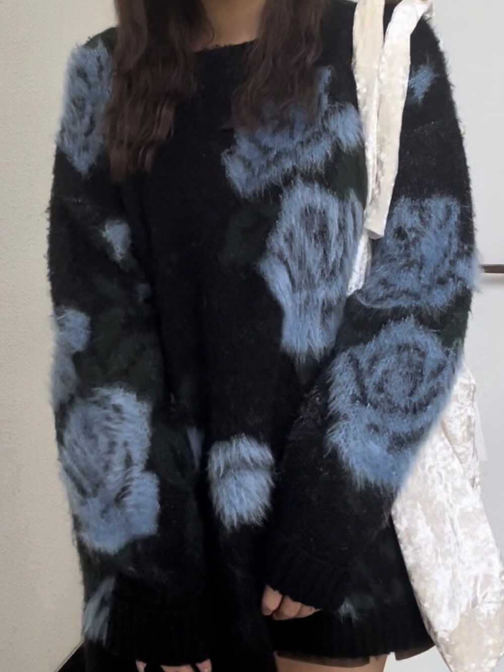 ホワイト系のトートバッグ、ブラック系のニット/セーター、ブラウン系のスカートを着用したレディースの秋コーディネートの6枚目の写真