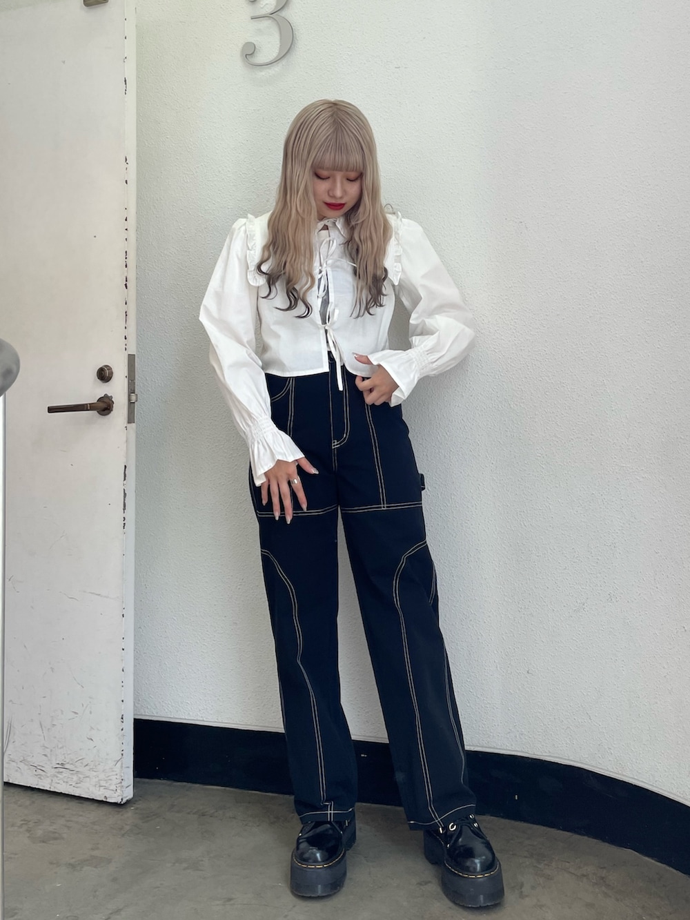 ホワイト系のTシャツ/カットソー、ブラック系のその他パンツ、ホワイト系のシャツ/ブラウスを着用したレディースの春コーディネートの2枚目の写真