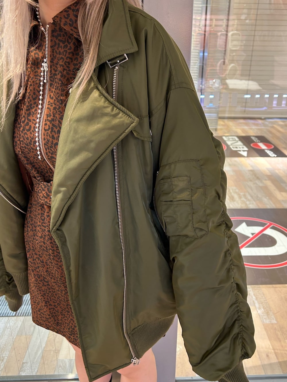 グリーン系のMA-1、ブラウン系のワンピース、ブラック系のその他シューズを着用したレディースの秋コーディネートの7枚目の写真