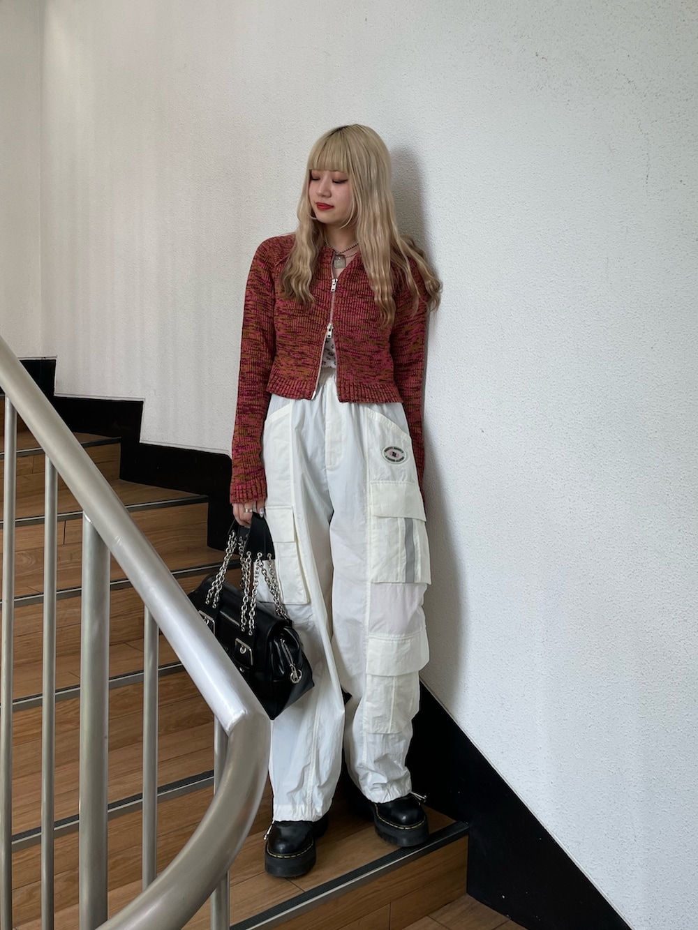 ピンク系のカーディガン/ボレロ、ブラック系のその他シューズ、ホワイト系のカーゴパンツを着用したレディースの夏コーディネートの2枚目の写真