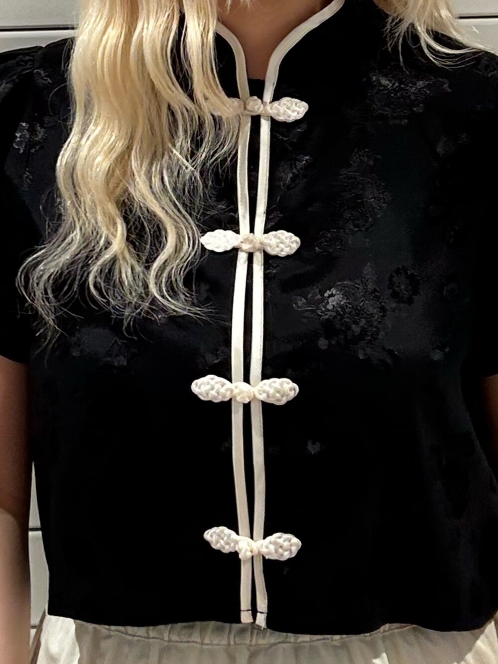 ブラック系のシャツ/ブラウス、ホワイト系のスカートを着用したレディースの夏コーディネートの6枚目の写真