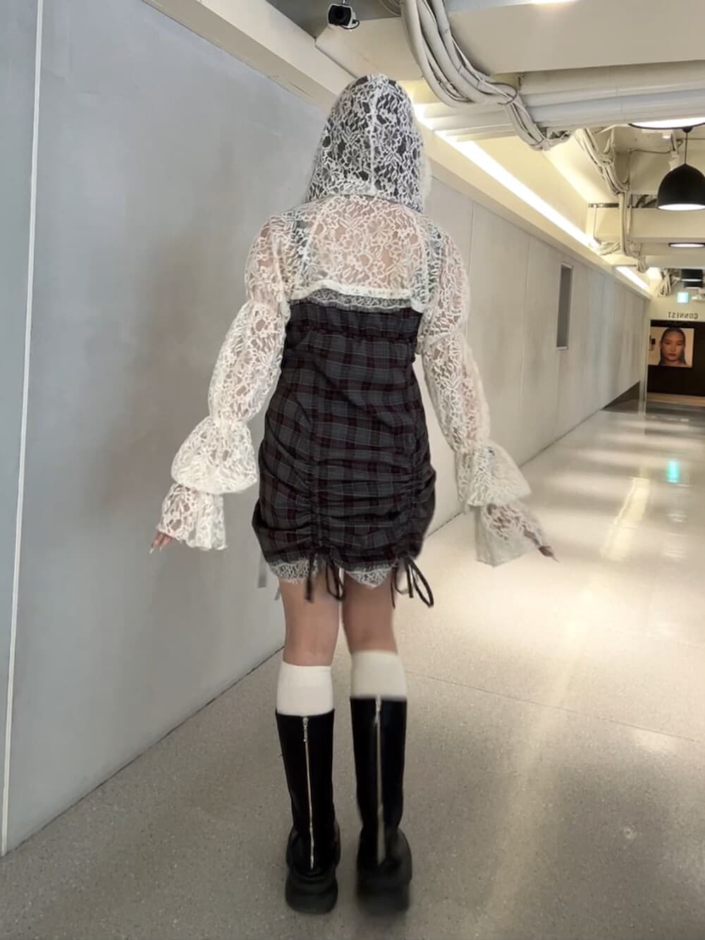 ブラウン系のワンピース、ホワイト系のカーディガン/ボレロを着用したレディースの春コーディネートの3枚目の写真