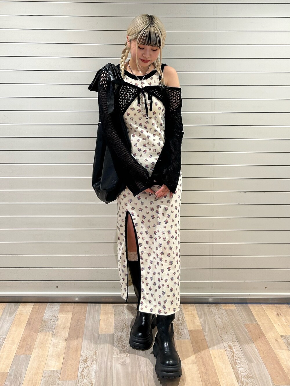 ホワイト系のワンピース、ブラック系のトートバッグ、ブラック系のカーディガン/ボレロを着用したレディースの春コーディネートの2枚目の写真