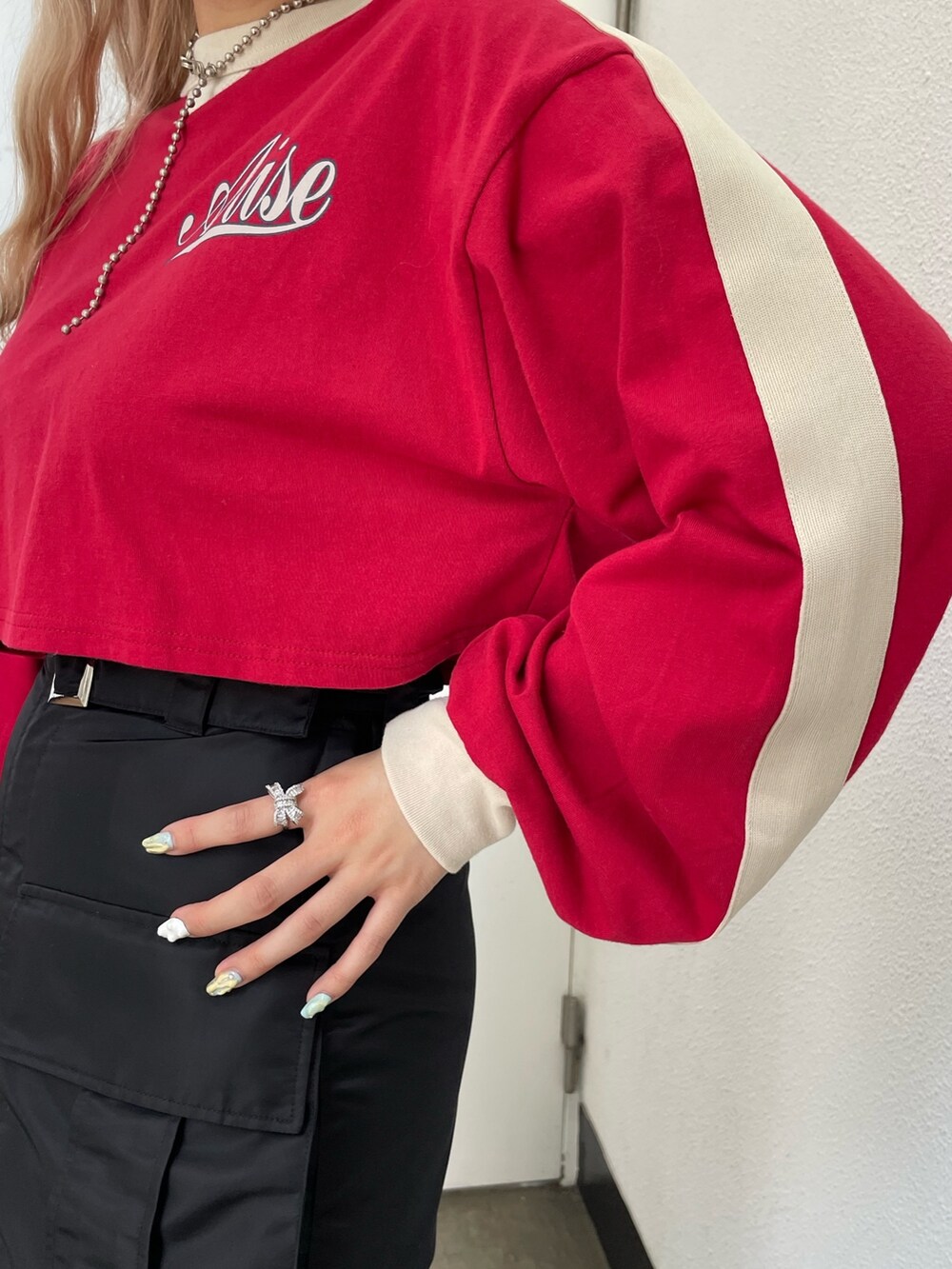 レッド系のTシャツ/カットソー、ブラック系のその他パンツ、グリーン系のボストンバッグを着用したレディースの夏コーディネートの5枚目の写真