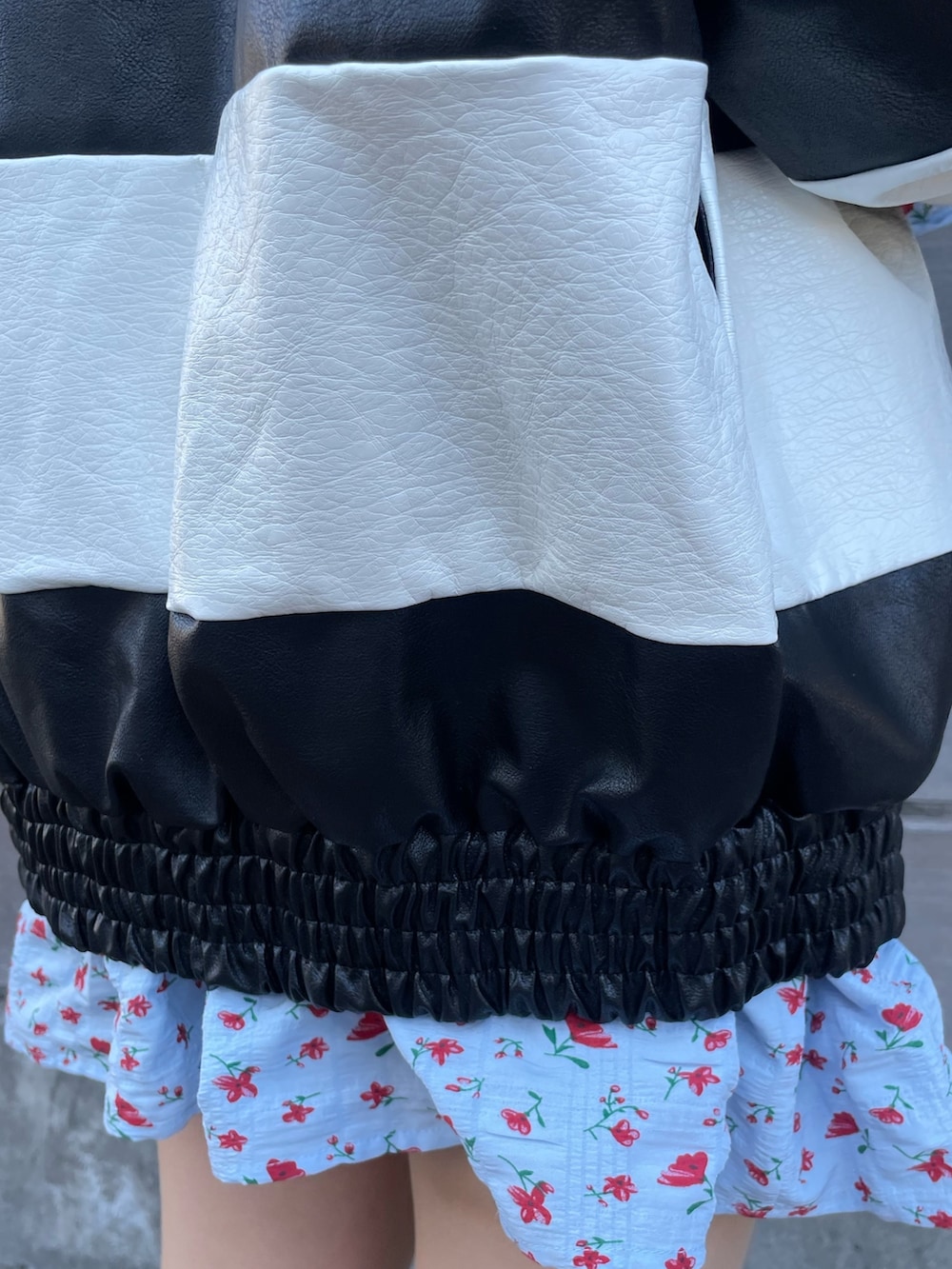 ブルー系のシャツ/ブラウス、ブラック系のブルゾン、ブラック系のその他シューズを着用したレディースの冬コーディネートの9枚目の写真