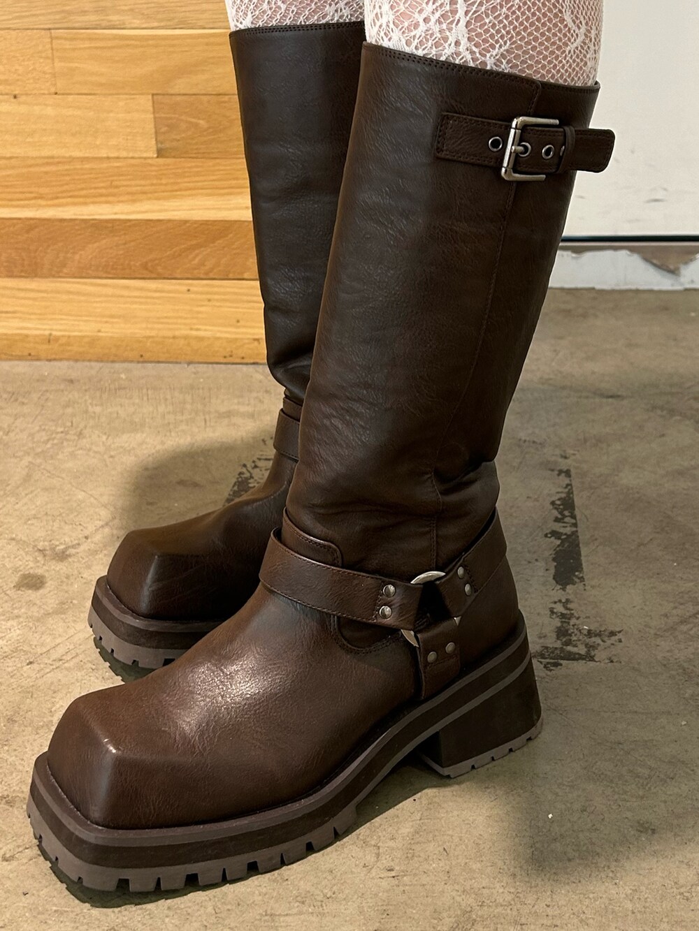 レッド系のワンピース、ブラウン系のブーツ、ブラック系のショルダーバッグを着用したレディースの夏コーディネートの10枚目の写真