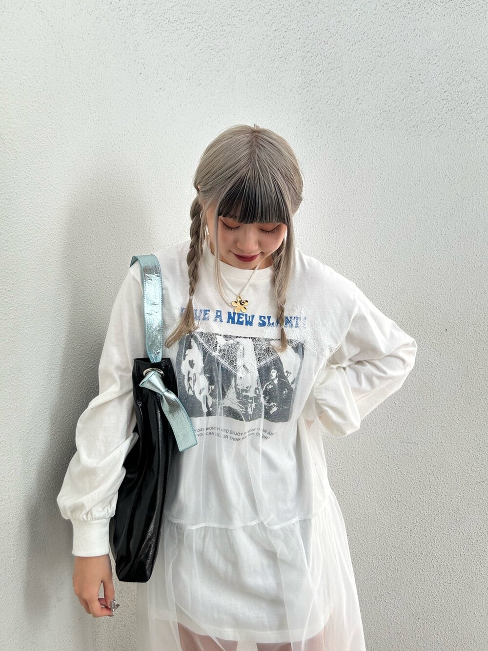 「jouetie、ジュエティ、jouetieコーデ、ワンピース、ロングワンピース、チュールワンピース、レースワンピース、バンドT、ミニワンピース、メタルバッグ、ロングブーツ」｜「jouetieのフラワートップビーズネックレス（ネックレス、ゴールド系）」を使った、MOMOKAさん（レディース・160cm）の冬コーディネートの4枚目の写真