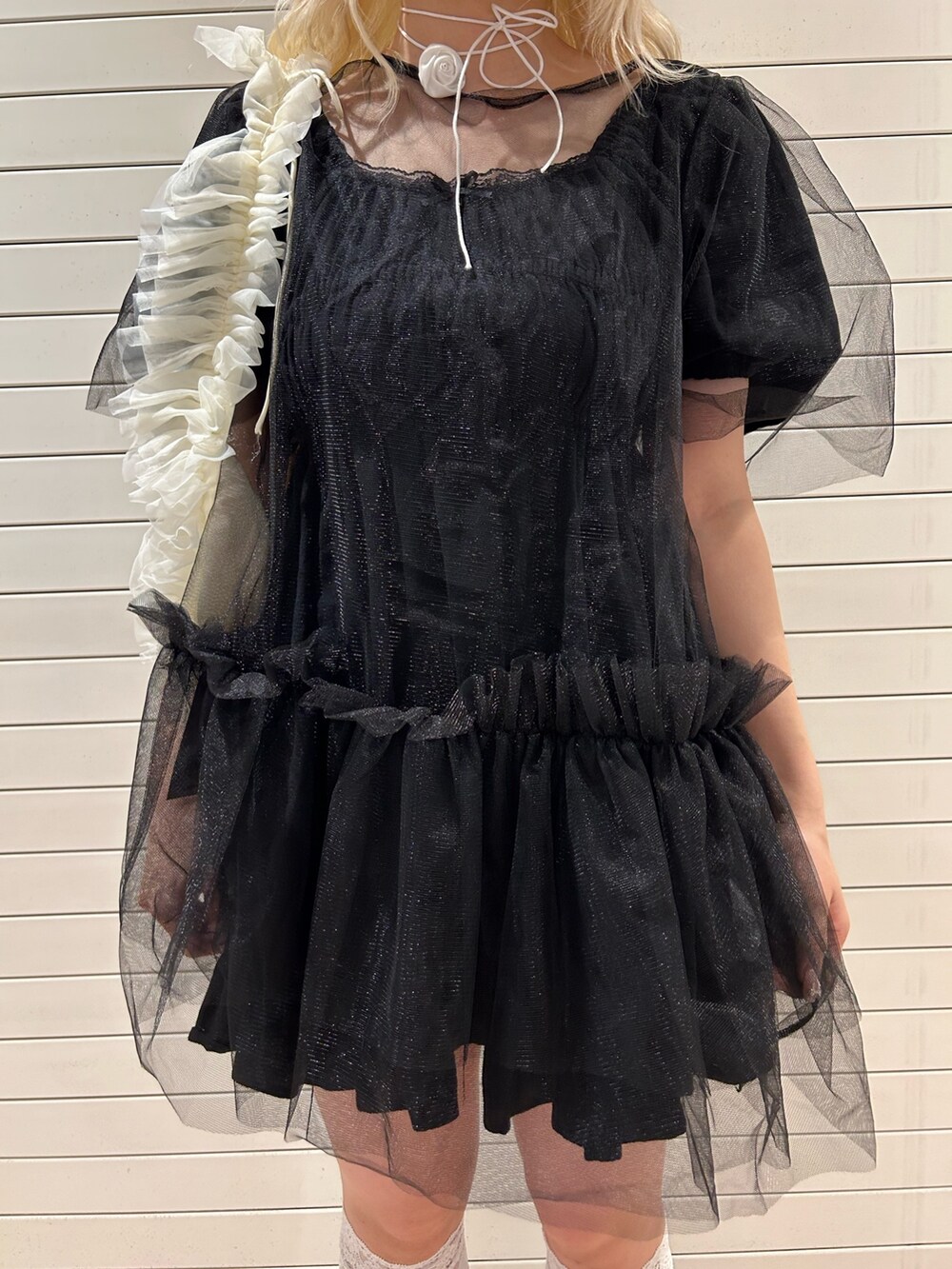 ブラック系のワンピース、ブラック系のワンピース、ホワイト系のショルダーバッグを着用したレディースの夏コーディネートの6枚目の写真