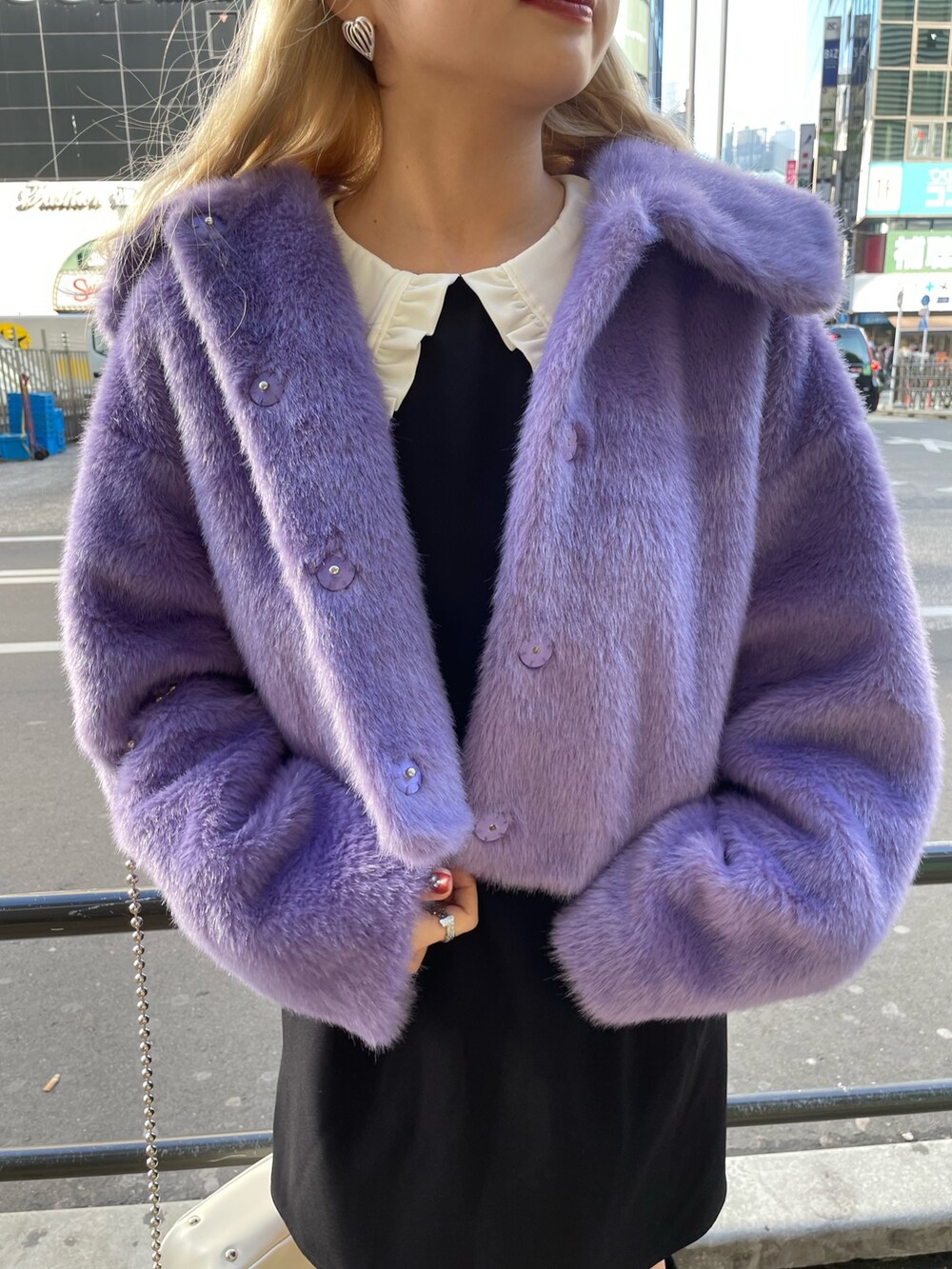 パープル系のその他アウター、ブラック系のワンピース、ブラック系のブーツを着用したレディースの冬コーディネートの5枚目の写真