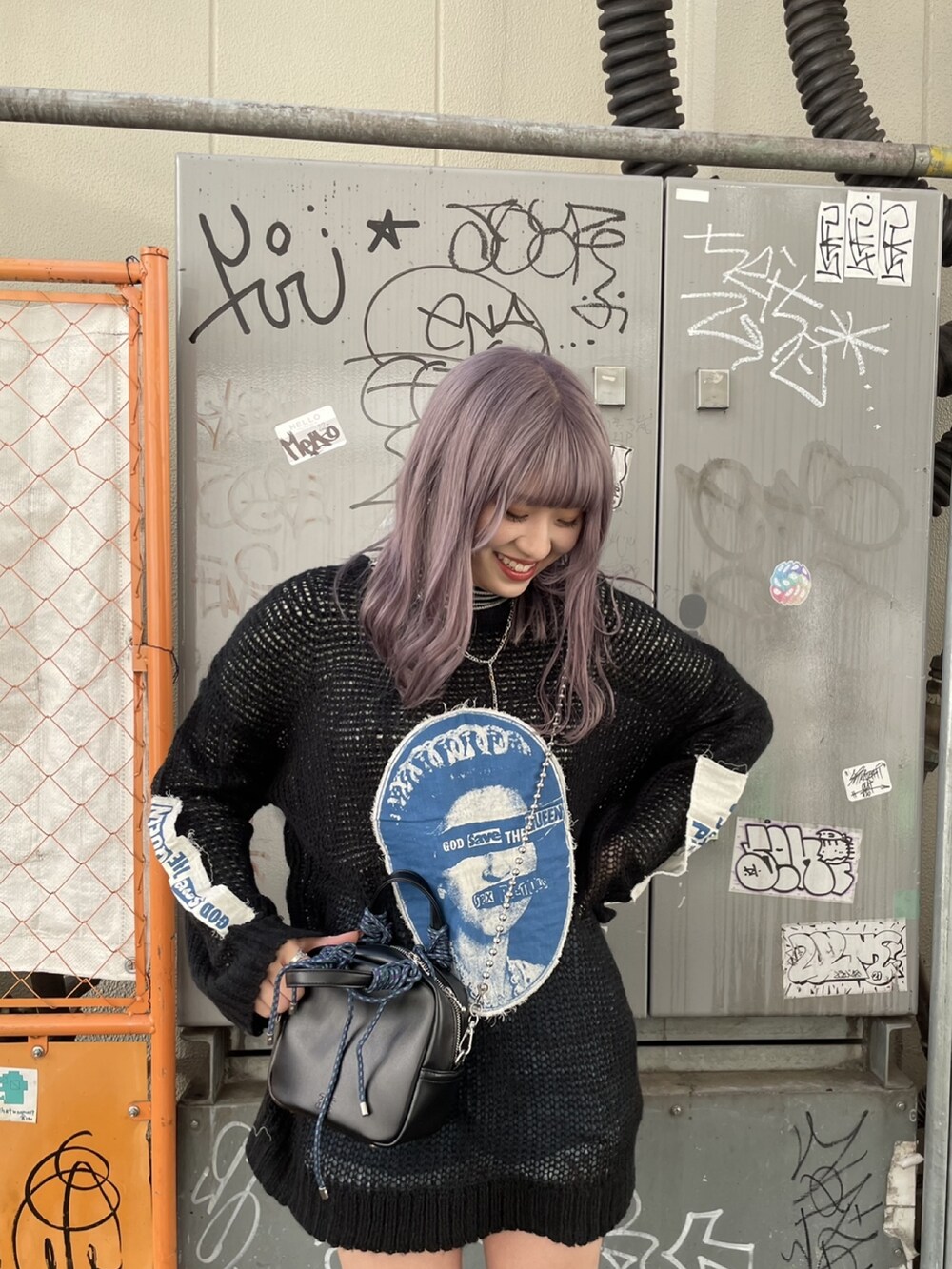 ブラック系のニット/セーター、ホワイト系のニット/セーター、ブラック系のショルダーバッグを着用したレディースの冬コーディネートの3枚目の写真