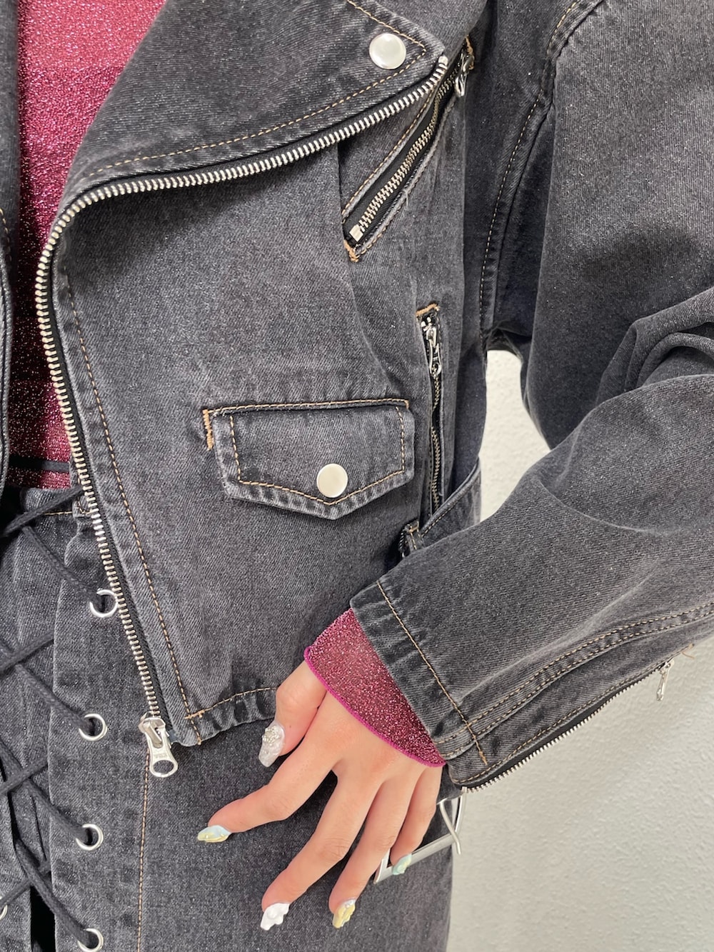 ブラック系のデニムパンツ、ブラック系のその他シューズ、ブラック系のライダースジャケットを着用したレディースの秋コーディネートの5枚目の写真