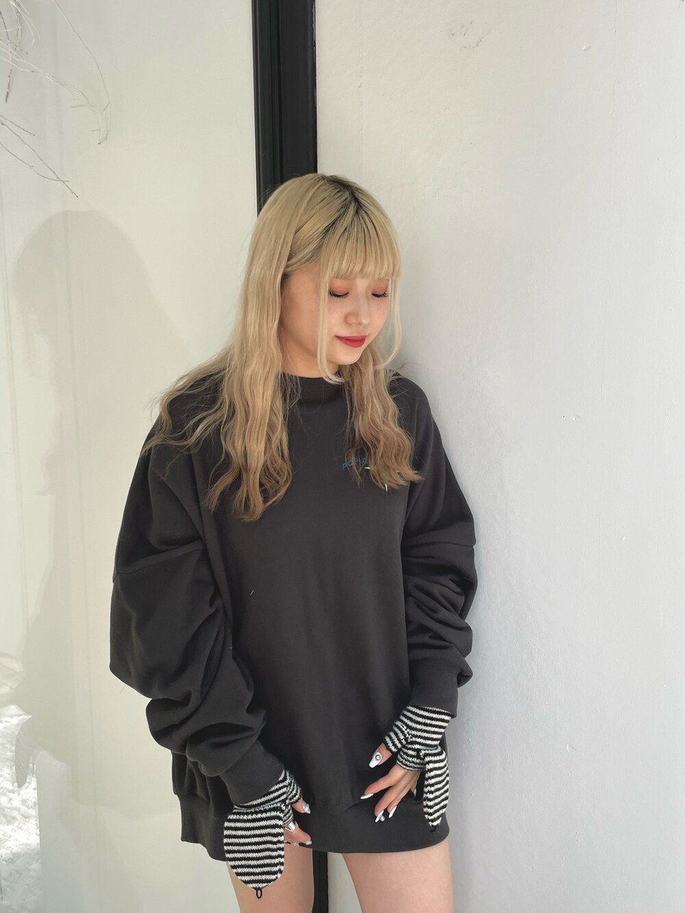 ブラック系のTシャツ/カットソー、ブラック系のその他シューズ、ブラック系のアームカバーを着用したレディースの夏コーディネートの4枚目の写真