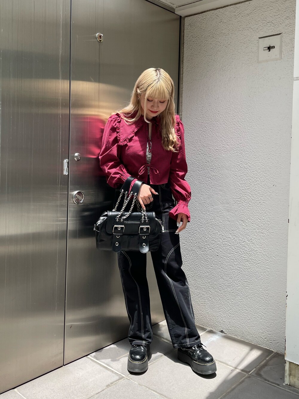 レッド系のシャツ/ブラウス、ブラック系のその他パンツ、ブラック系のその他シューズを着用したレディースの夏コーディネートの2枚目の写真