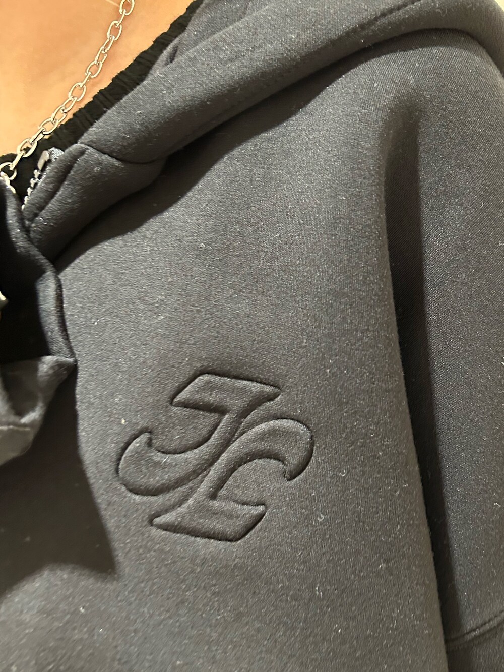 ブラック系のニット/セーター、ブラック系のブーツ、ブラック系のパーカーを着用したレディースの冬コーディネートの5枚目の写真