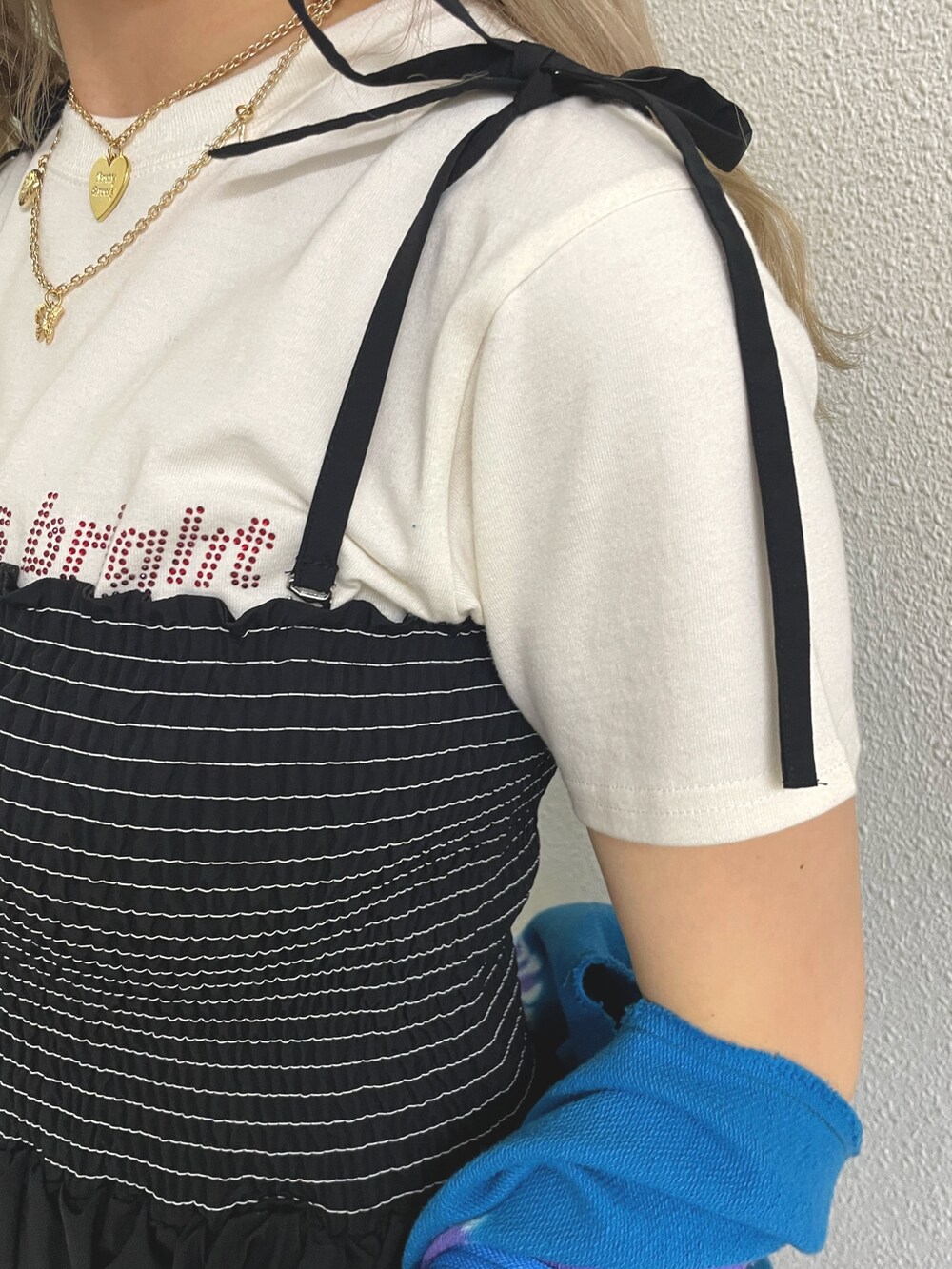 ブラック系のワンピース、ブラック系のその他シューズ、ホワイト系のTシャツ/カットソーを着用したレディースの春コーディネートの5枚目の写真