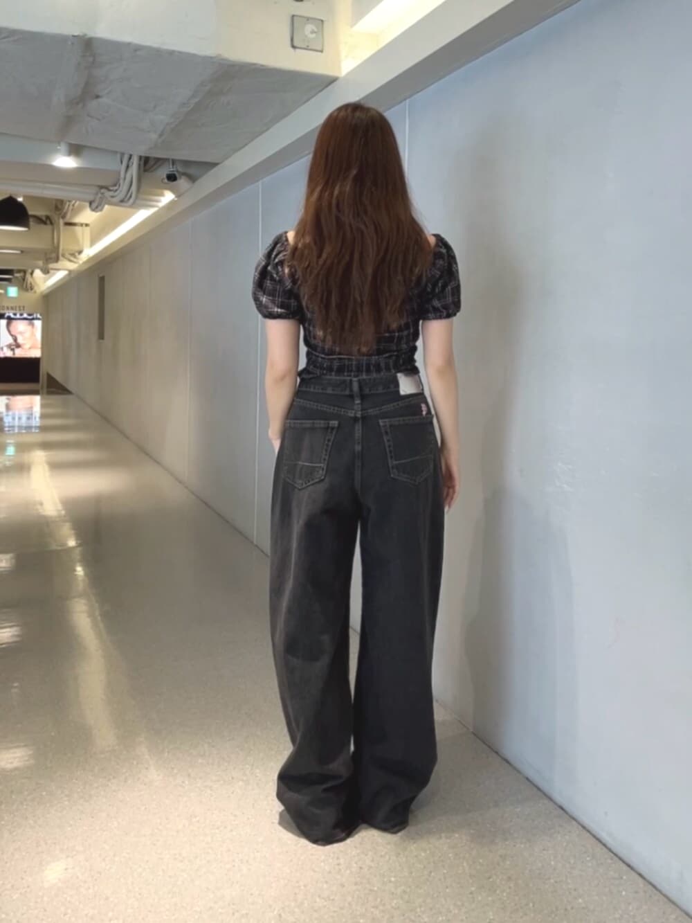 ブラック系のデニムパンツ、ブラウン系のシャツ/ブラウスを着用したレディースの夏コーディネートの4枚目の写真