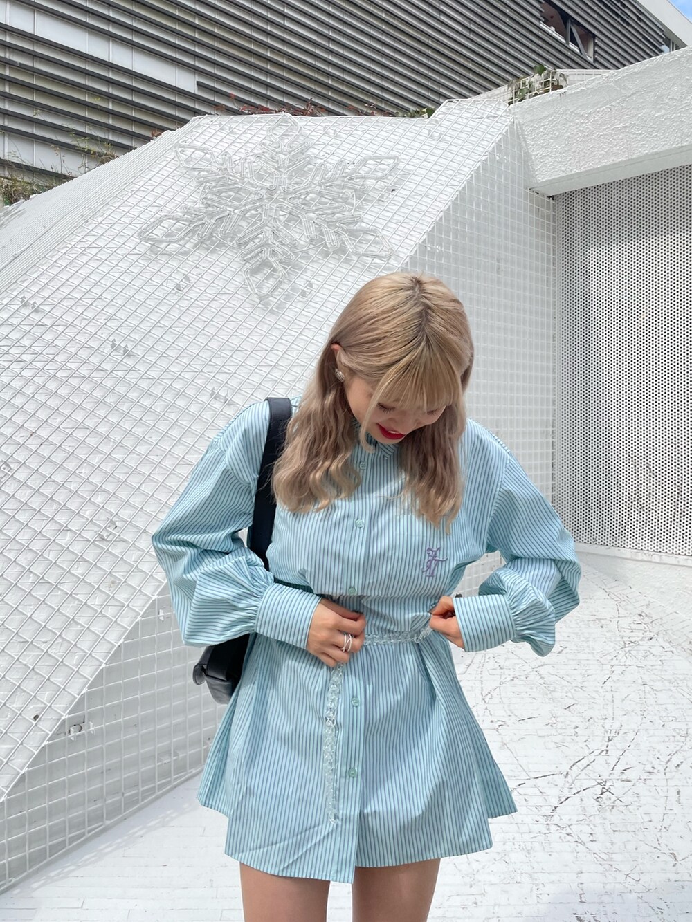 ブルー系のシャツ/ブラウス、ブラック系のショルダーバッグ、ブラック系のその他シューズを着用したレディースの冬コーディネートの4枚目の写真