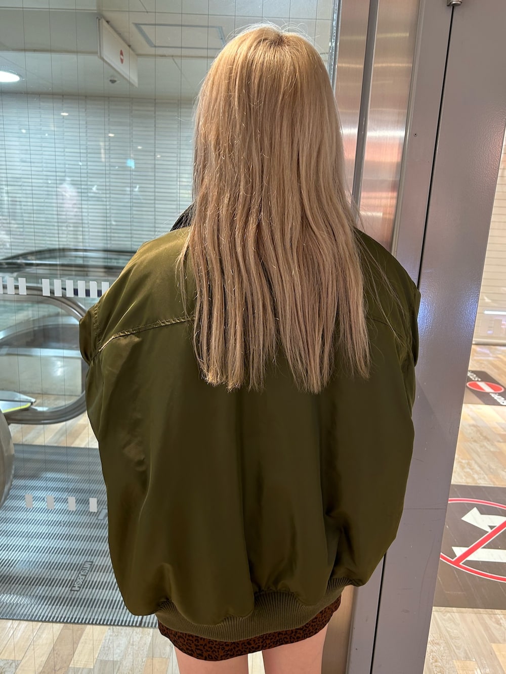 グリーン系のMA-1、ブラウン系のワンピース、ブラック系のその他シューズを着用したレディースの秋コーディネートの9枚目の写真