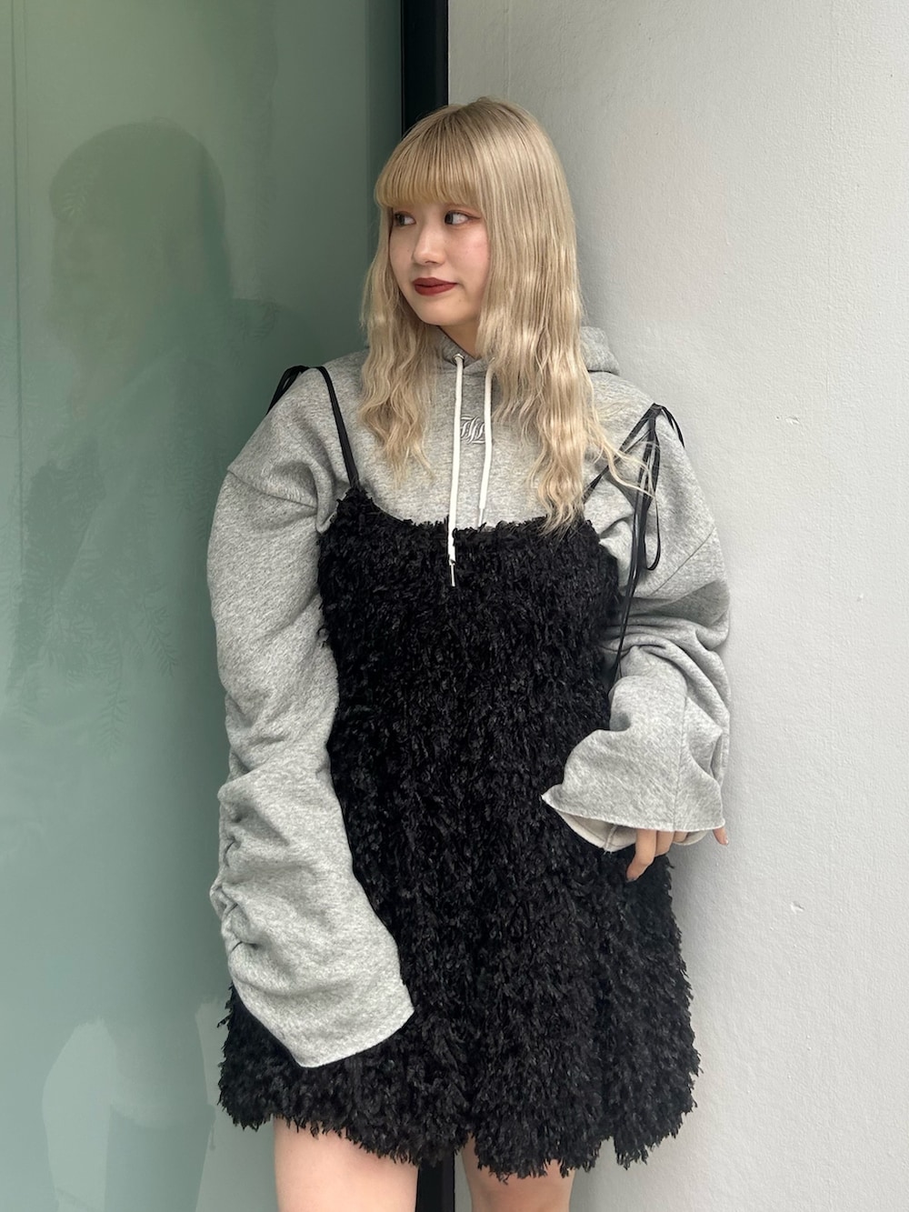 ブラック系のワンピース、グレー系のパーカーを着用したレディースの夏コーディネートの4枚目の写真