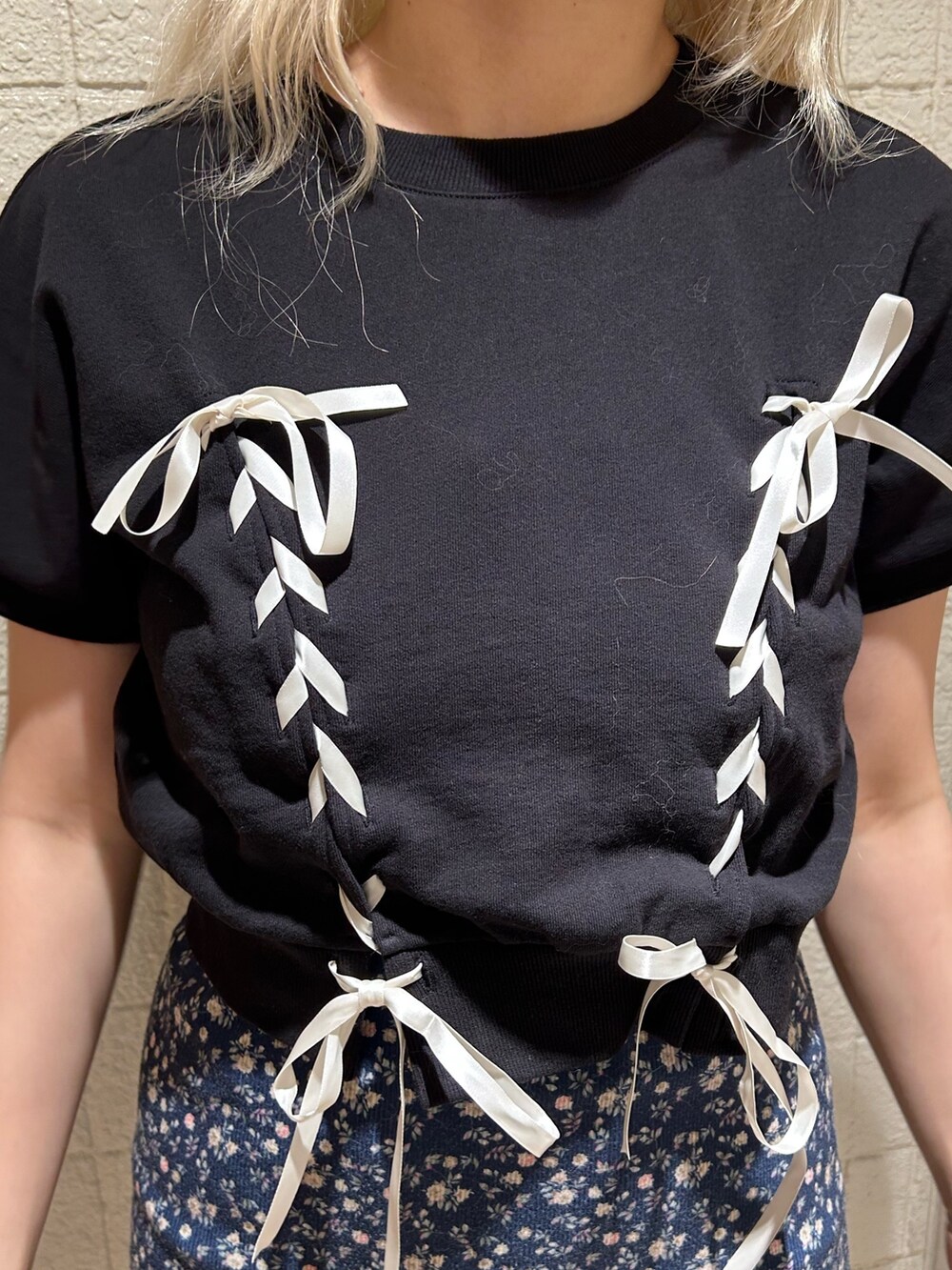 ブラック系のTシャツ/カットソー、ブルー系のワンピースを着用したレディースの夏コーディネートの5枚目の写真