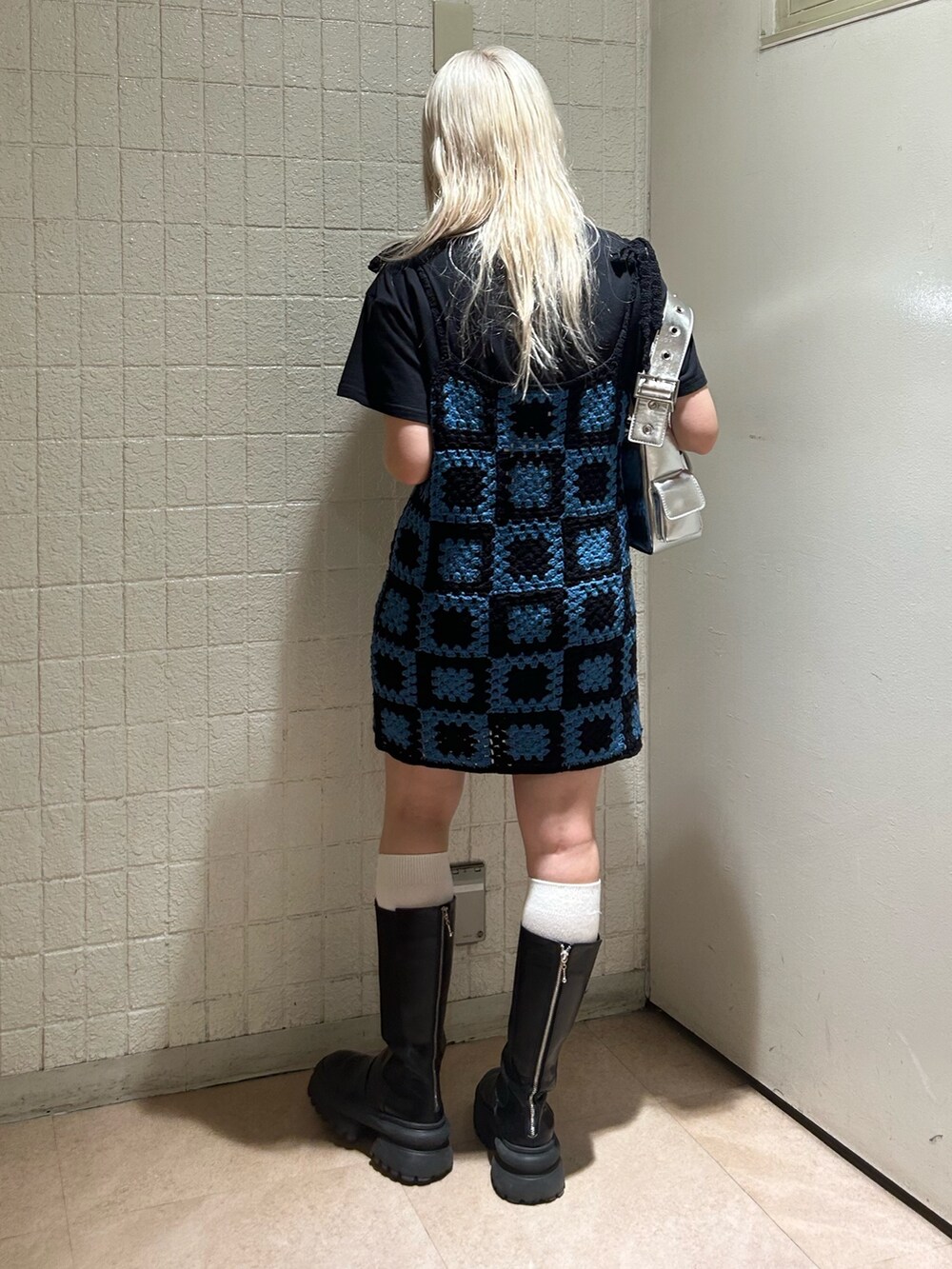 ブラック系のTシャツ/カットソー、シルバー系のハンドバッグ、ブラック系のチュニックを着用したレディースの夏コーディネートの3枚目の写真