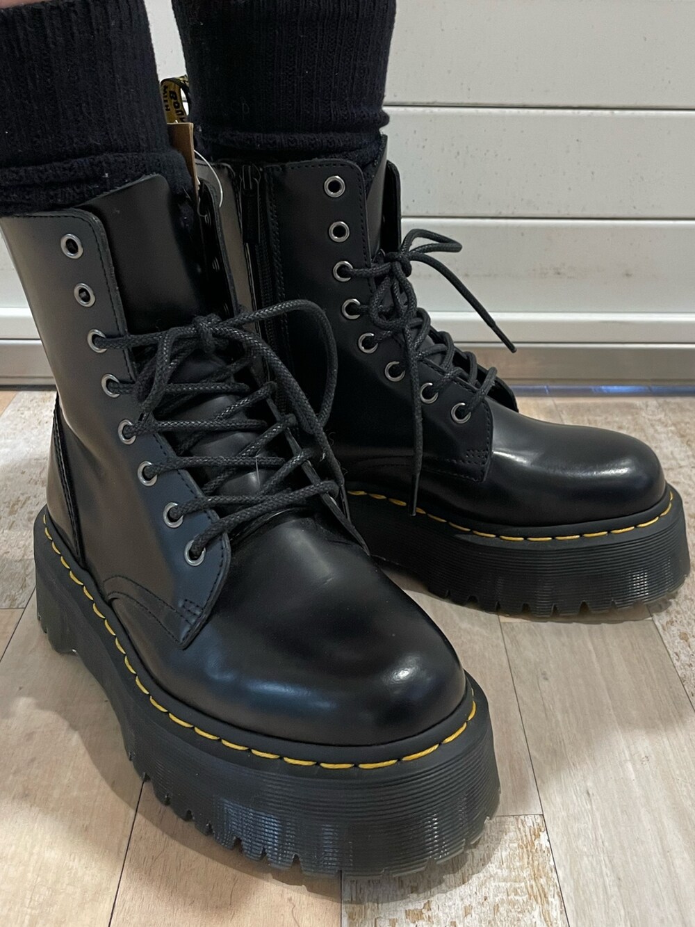 ピンク系のスウェット、ブラック系のその他パンツ、ブラック系のトートバッグを着用したレディースの冬コーディネートの9枚目の写真