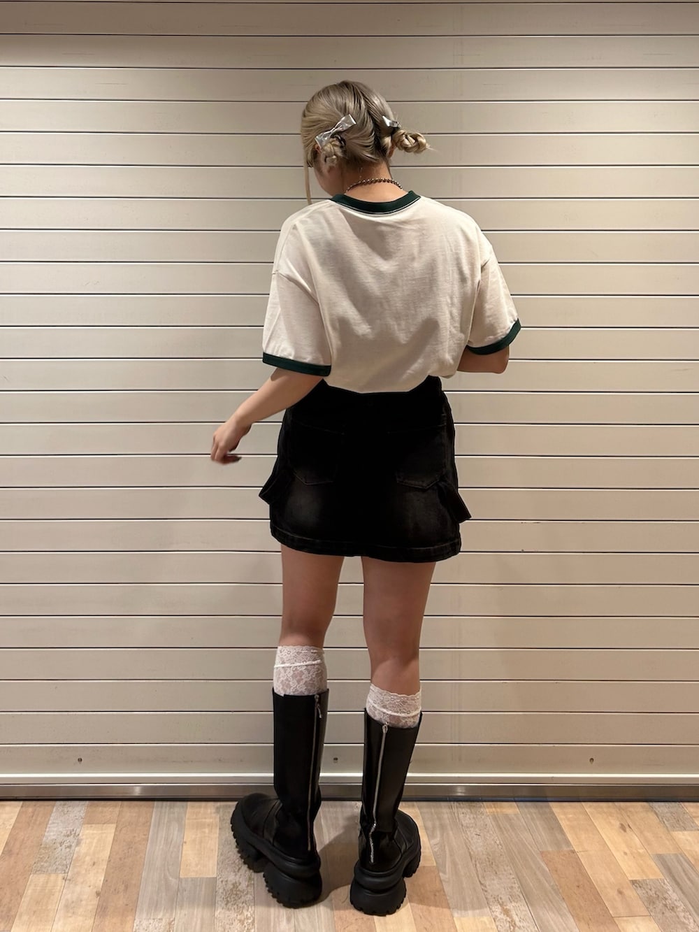 ブラック系のデニムスカート、ホワイト系のTシャツ/カットソーを着用したレディースの春コーディネートの7枚目の写真