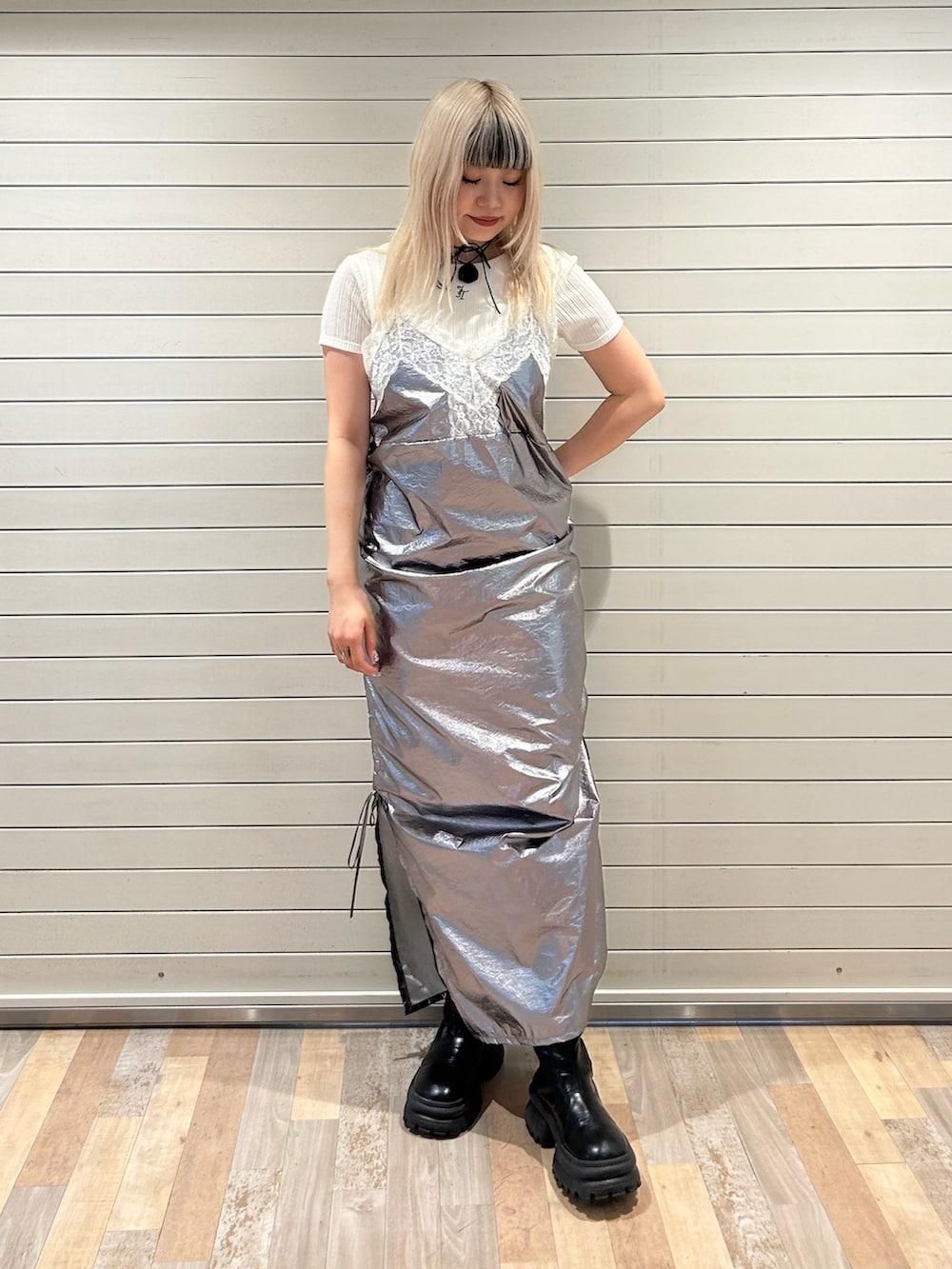 ホワイト系のTシャツ/カットソー、シルバー系のワンピース、ブラック系のチョーカーを着用したレディースの夏コーディネートの2枚目の写真