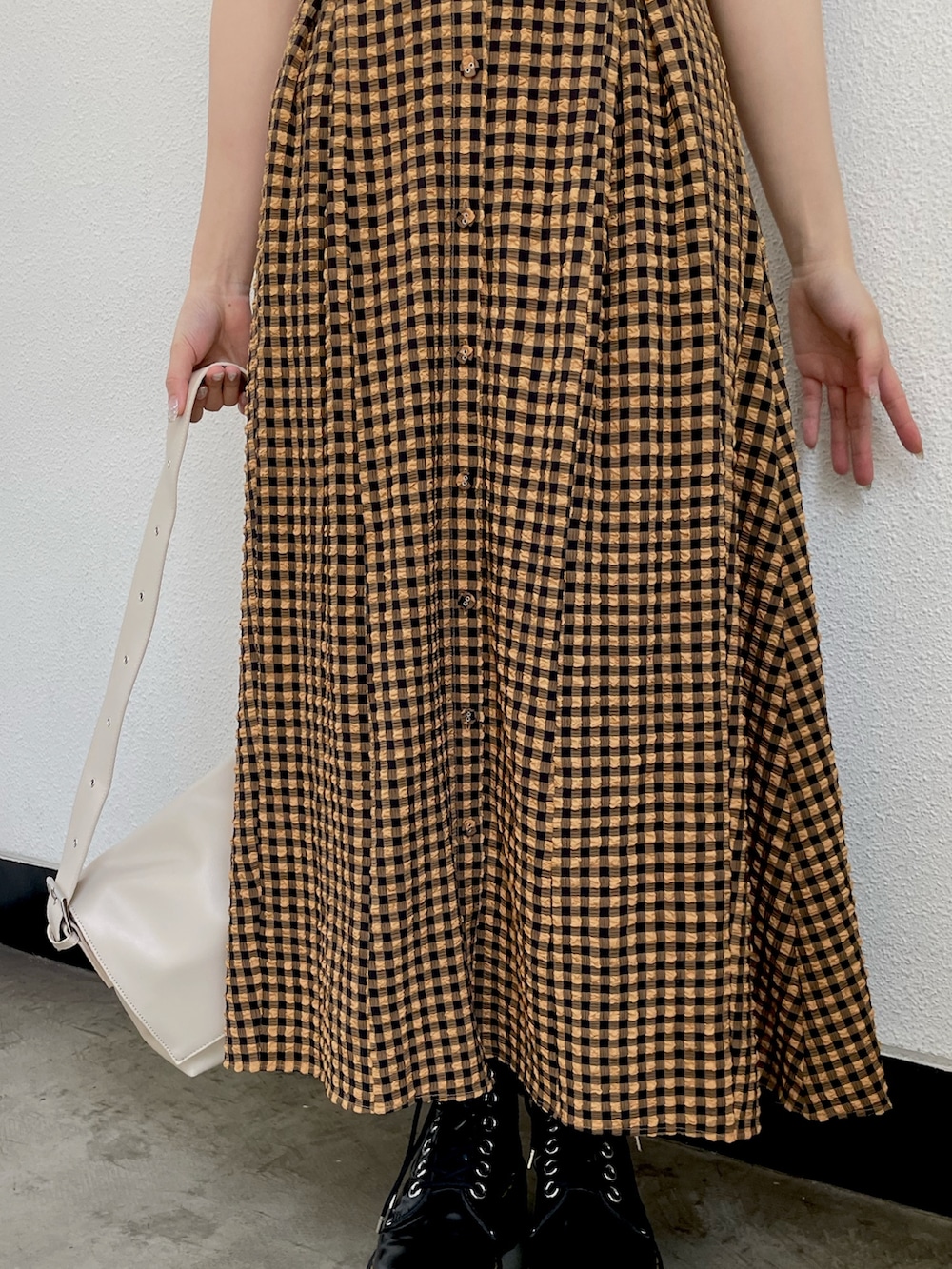 ブラウン系のワンピース、ブラック系のその他シューズ、ホワイト系のメッセンジャーバッグを着用したレディースの春コーディネートの6枚目の写真