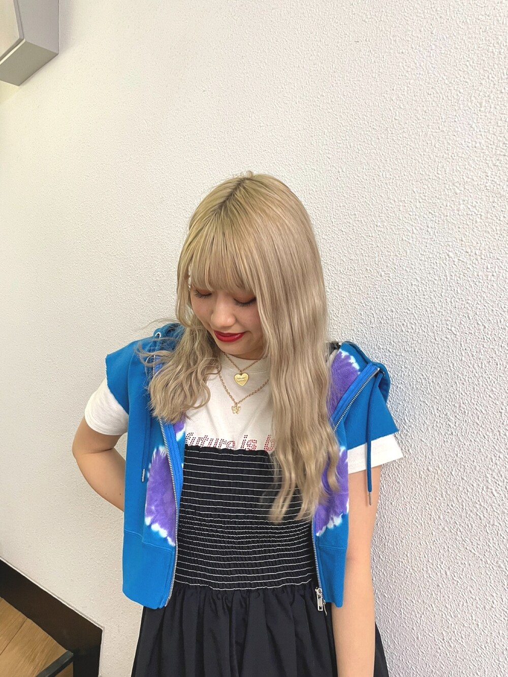 ブラック系のワンピース、ブラック系のその他シューズ、ホワイト系のTシャツ/カットソーを着用したレディースの春コーディネートの2枚目の写真