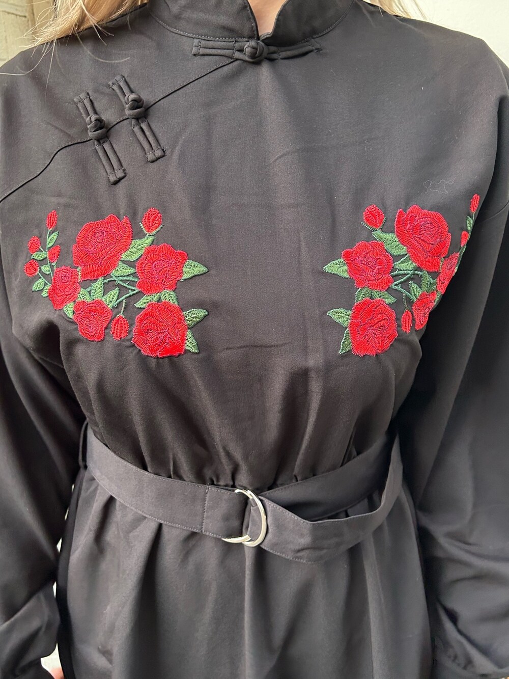 ブラック系のワンピース、ブラック系のブーツを着用したレディースの冬コーディネートの5枚目の写真