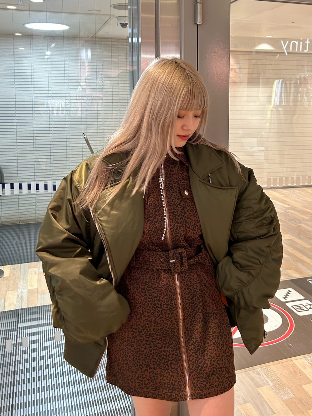 グリーン系のMA-1、ブラウン系のワンピース、ブラック系のその他シューズを着用したレディースの秋コーディネートの5枚目の写真