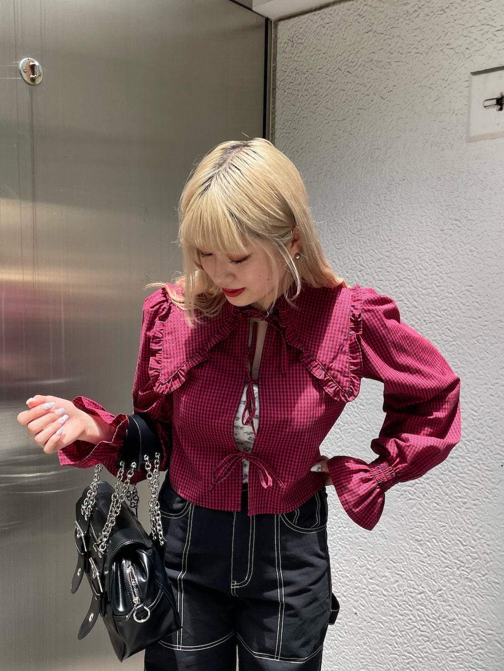 レッド系のシャツ/ブラウス、ブラック系のその他パンツ、ブラック系のその他シューズを着用したレディースの夏コーディネートの3枚目の写真