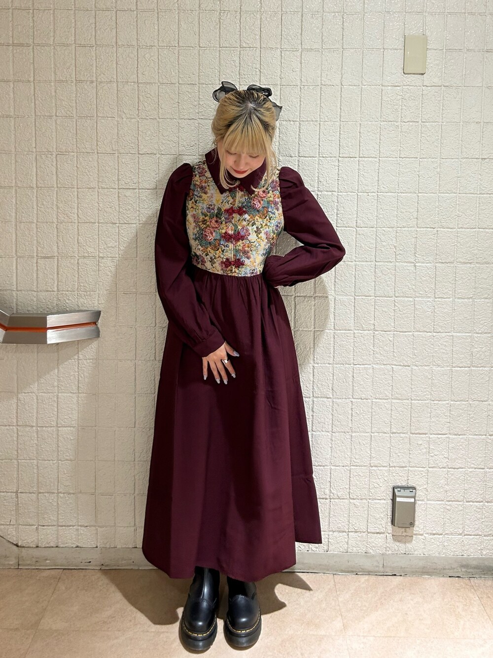 ブラック系のブーツ、レッド系のワンピースを着用したレディースの秋コーディネートの2枚目の写真