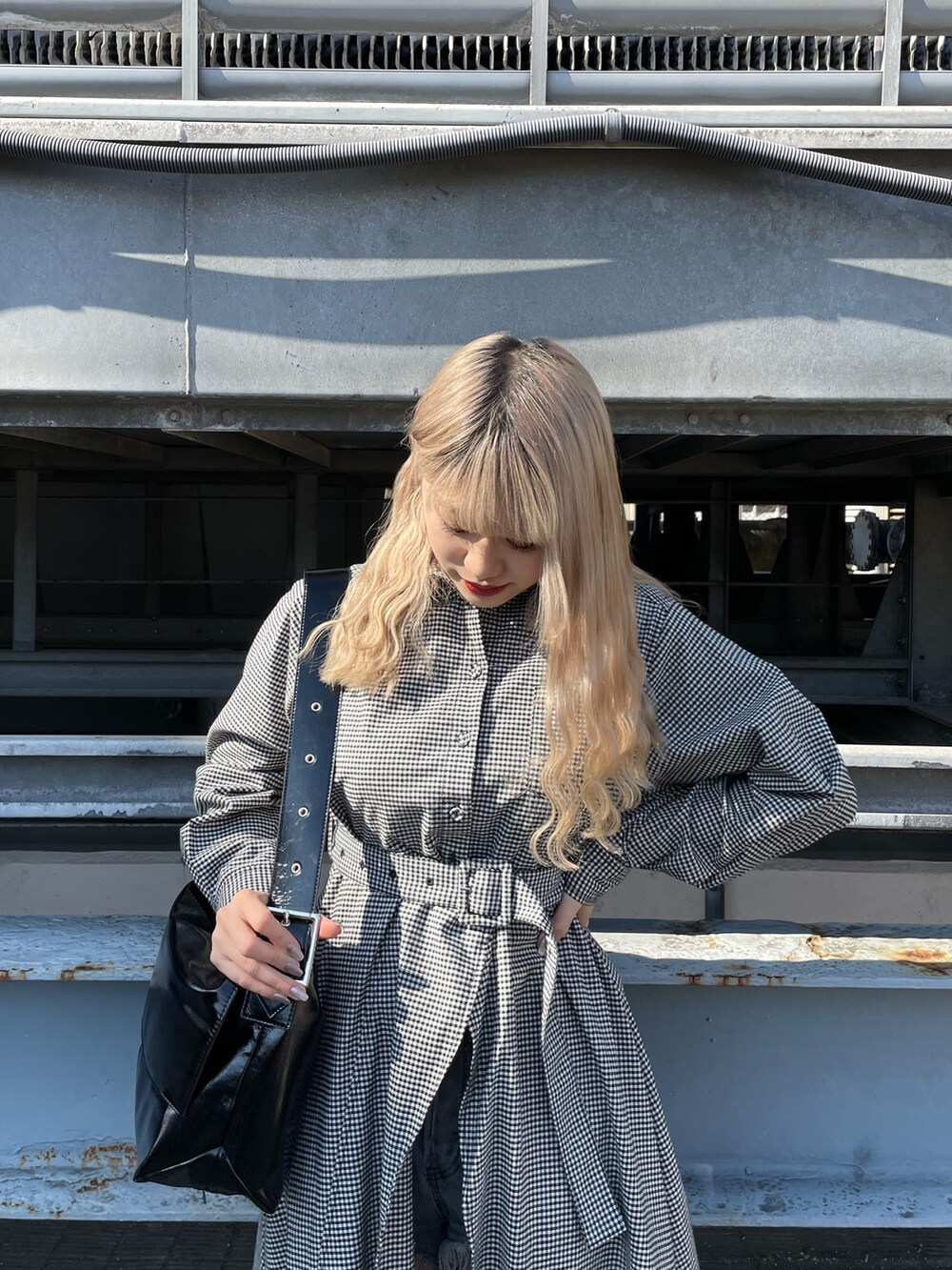 ホワイト系のワンピース、ブラック系のデニムパンツ、ブラック系のその他シューズを着用したレディースの冬コーディネートの3枚目の写真