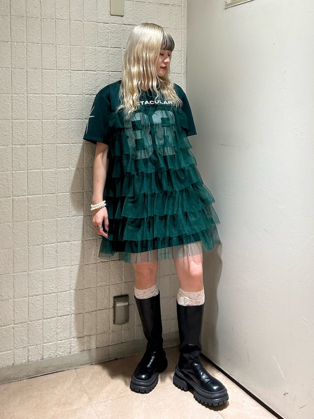 グリーン系のワンピース、ゴールド系のブレスレットを着用したレディースの春コーディネートの5枚目の写真