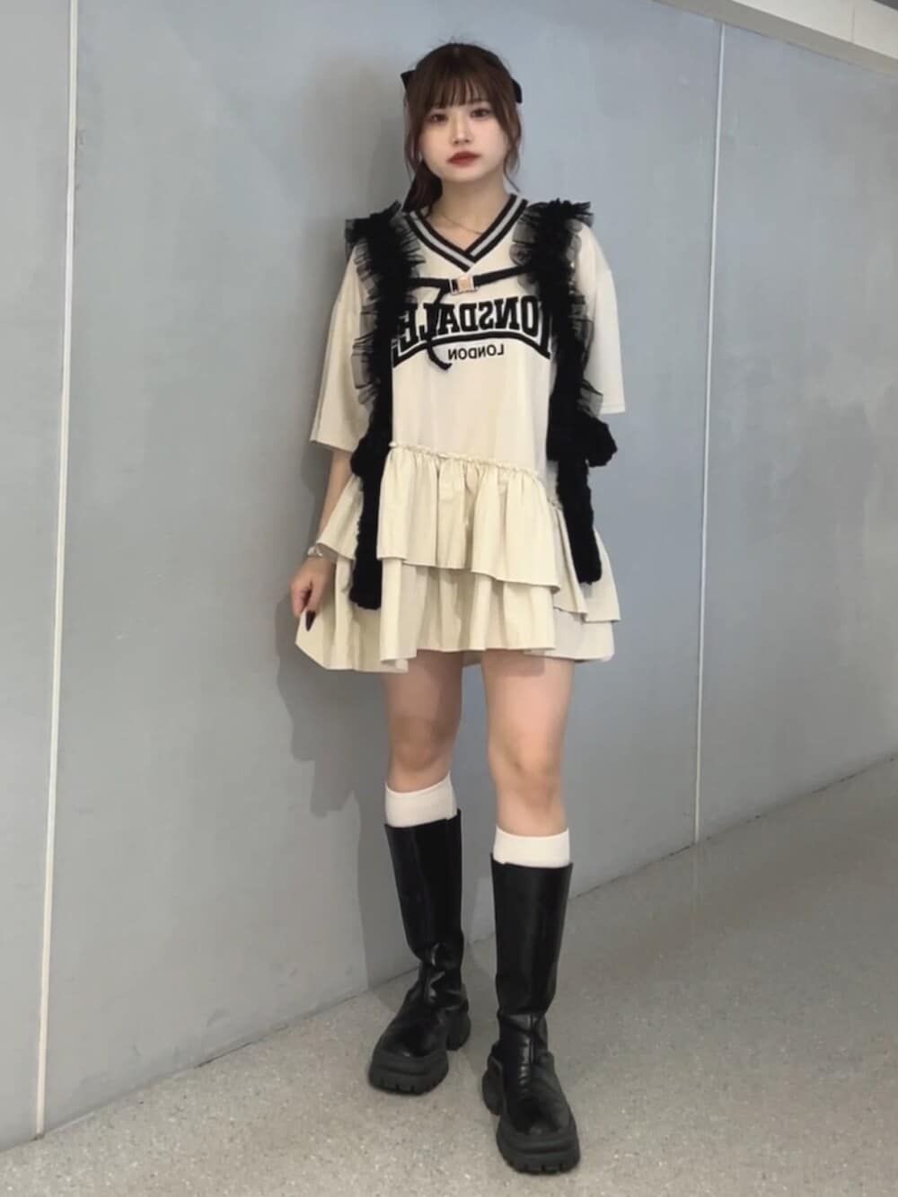 ホワイト系のワンピース、ブラック系のベルトを着用したレディースの春コーディネートの2枚目の写真
