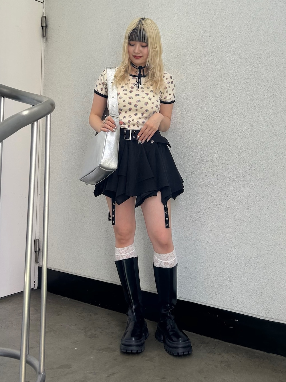 ホワイト系のTシャツ/カットソー、ブラック系のスカート、シルバー系のショルダーバッグを着用したレディースの春コーディネートの2枚目の写真