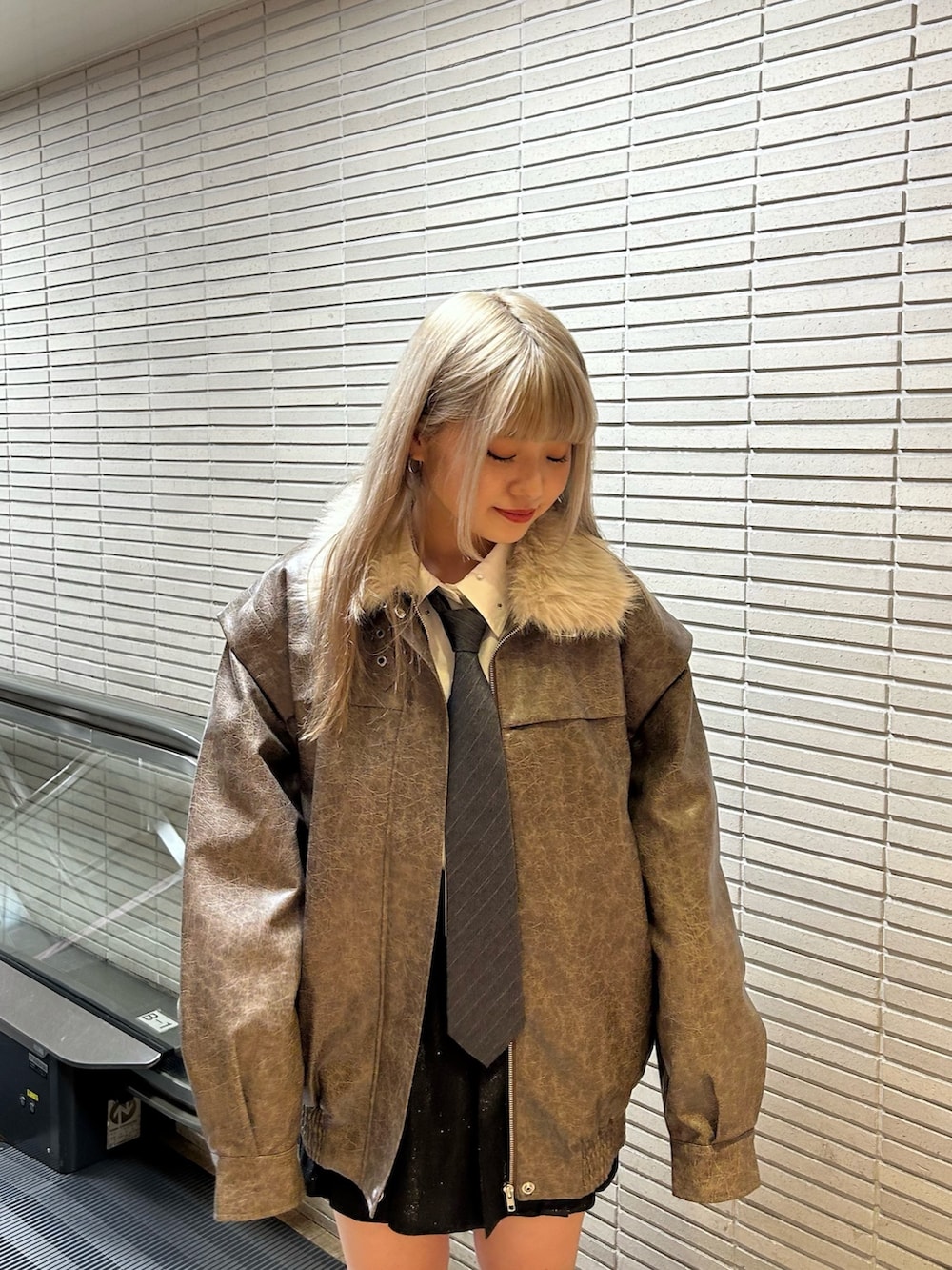 ホワイト系のシャツ/ブラウス、グレー系のネクタイ、ブラック系のスカートを着用したレディースの秋コーディネートの6枚目の写真