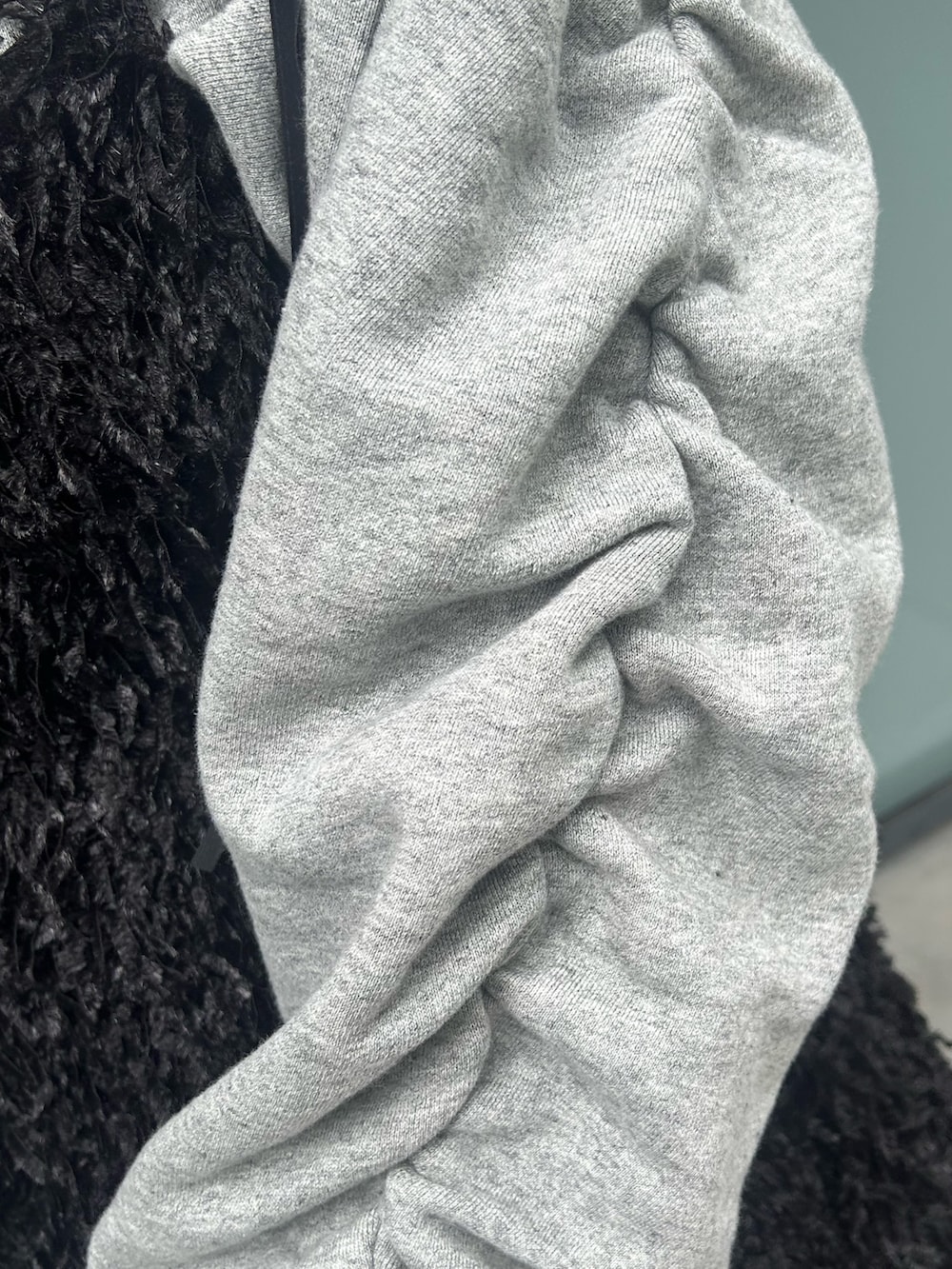 ブラック系のワンピース、グレー系のパーカーを着用したレディースの夏コーディネートの6枚目の写真